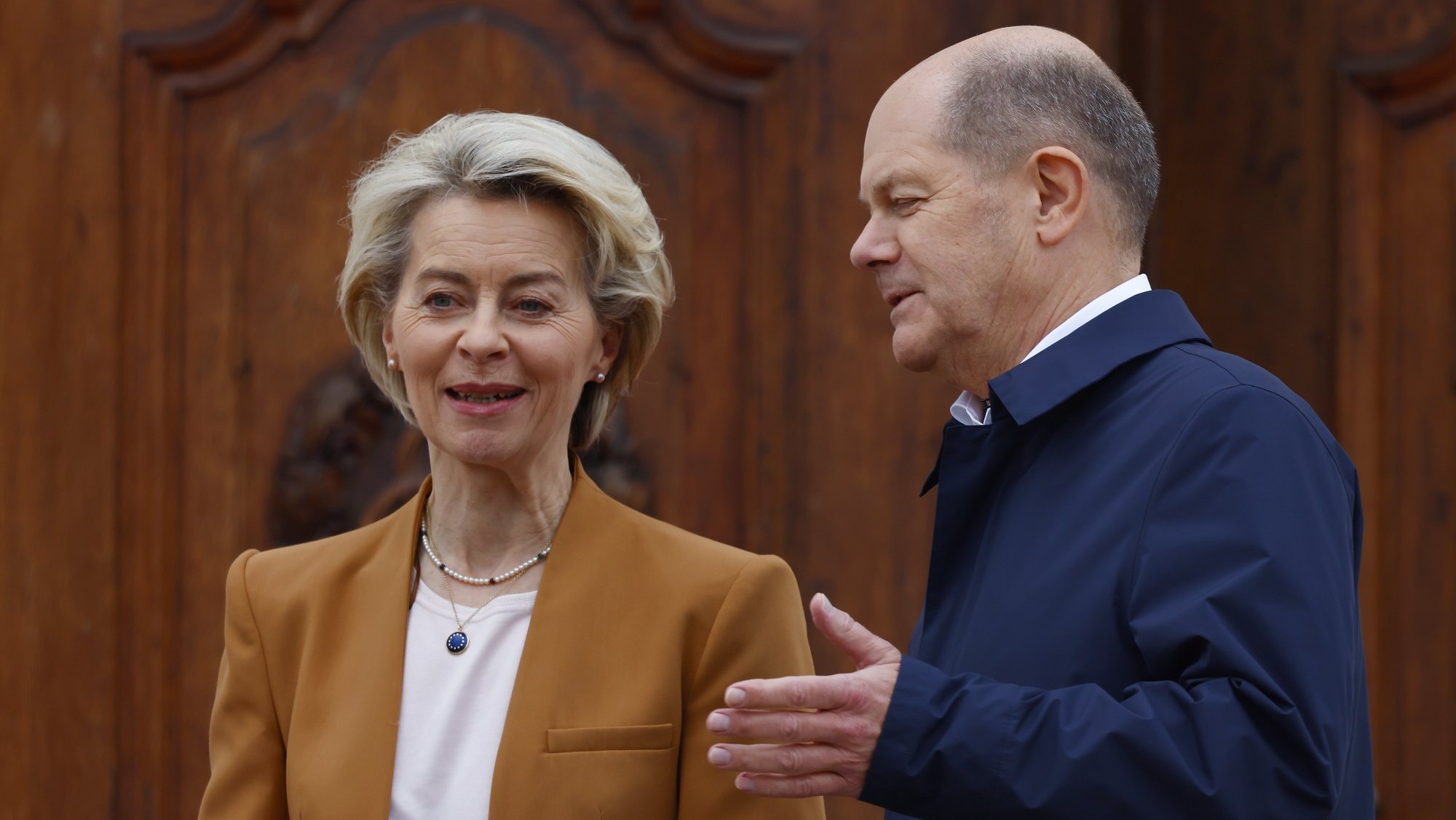epa10504683 German Chancellor Olaf Scholz welcomes President of the European Commission Ursula Von der Leyen prior to a closed meeting of the federal cabinet in Meseberg, Germany, 05 March 2023. The German government meets for a two-day retreat at the guest house of the German government in Meseberg near Berlin.  EPA/HANNIBAL HANSCHKE