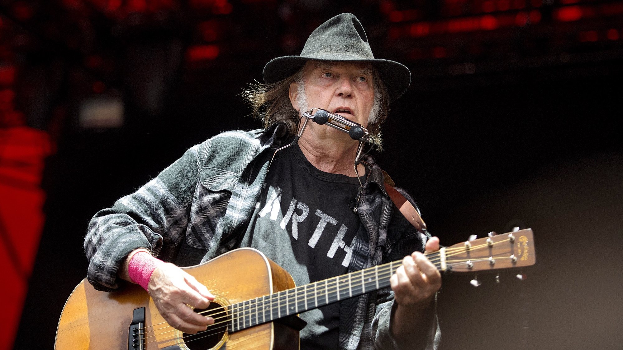epa08815385 (FILE) - Canadian singer-songwriter Neil Young performs at the Orange Stage at the Roskilde Festival in Roskilde, Denmark, 01 July 2016 (reissued 12 November 2020). Neil Young turnS 75 on 12 November 2020.  EPA/NILS MEILVANG DENMARK OUT *** Local Caption *** 53932572