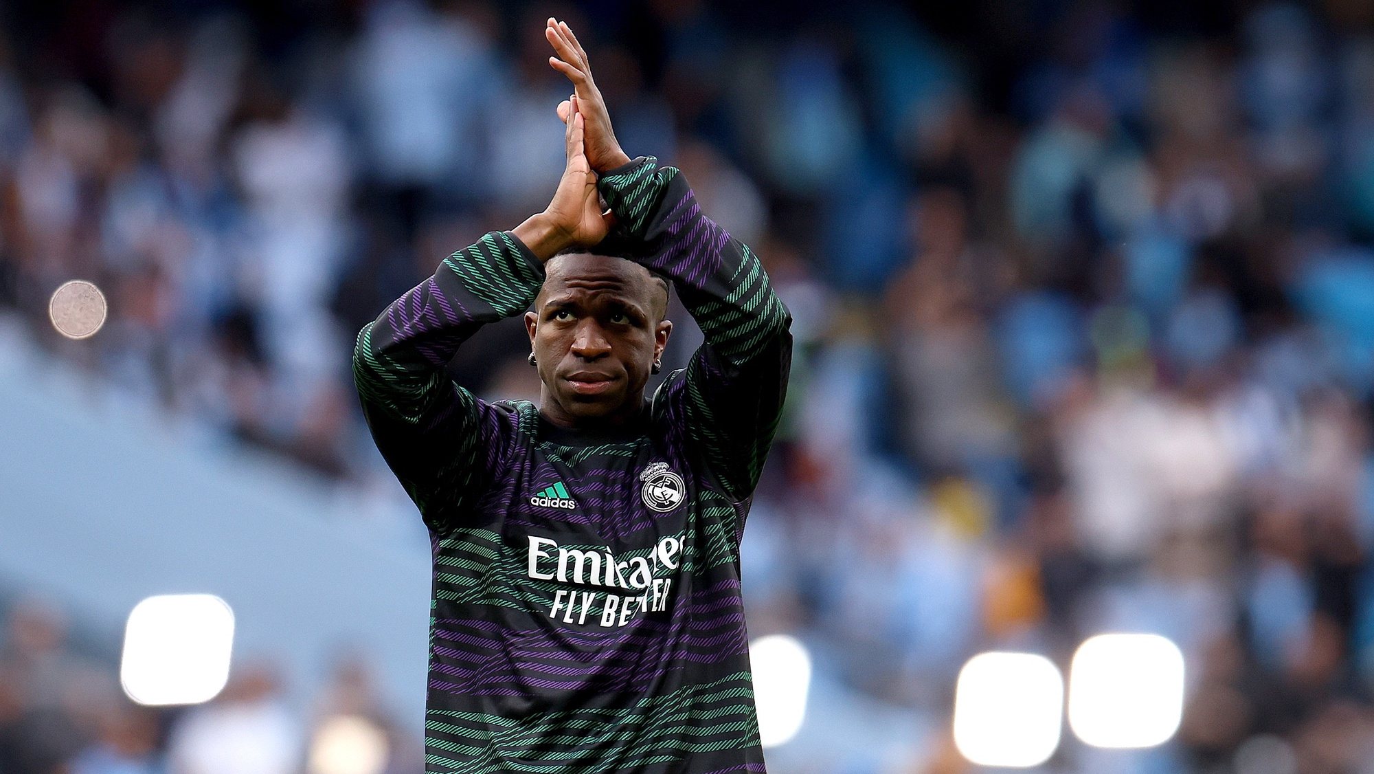 epa10634874 Vinicius Junior of Real Madrid applauds fans during the warm-up for the UEFA Champions League semi-finals, 2nd leg soccer match between Manchester City and Real Madrid in Manchester, Britain, 17 May 2023.  EPA/DAVID RAWCLIFFE