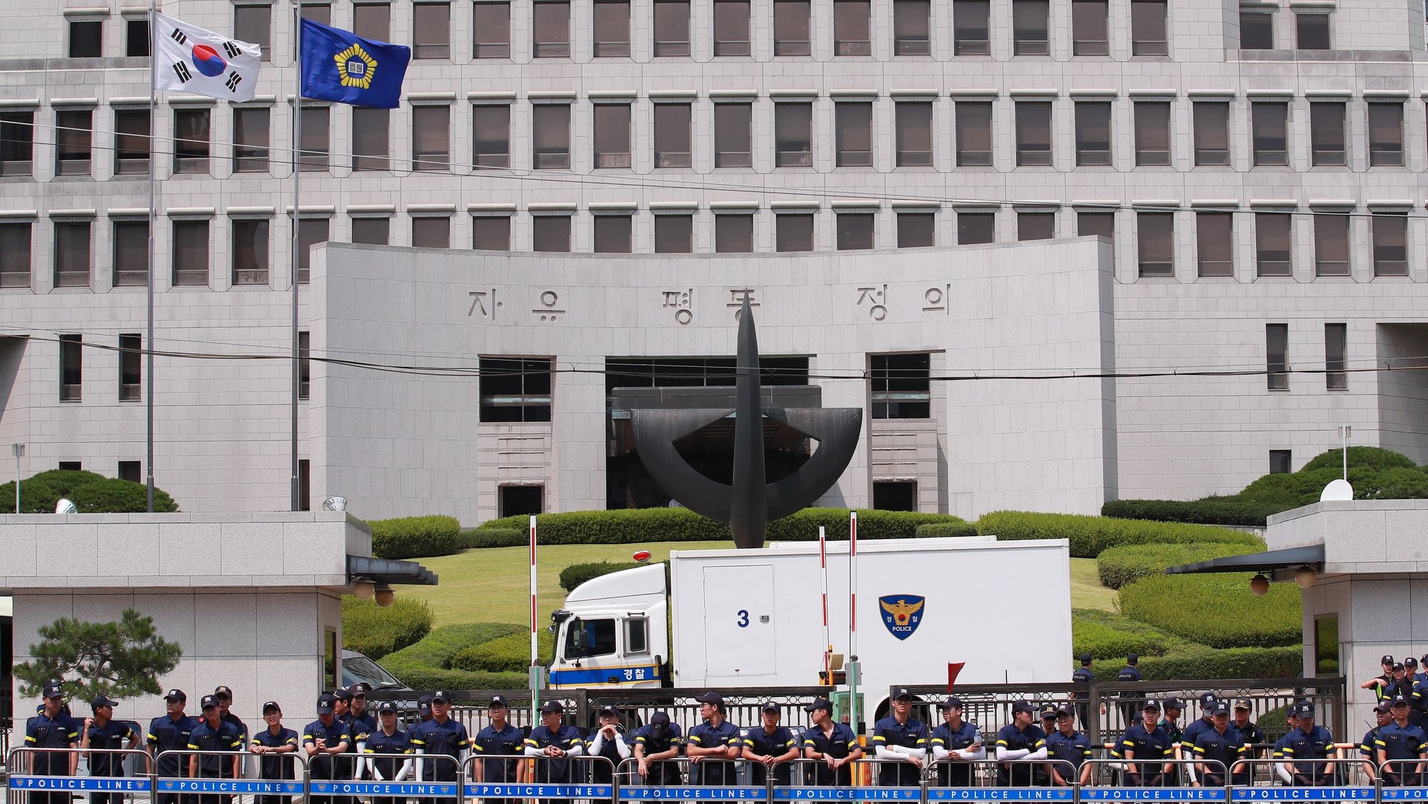epa07798648 Police forces are deployed in front of the entrance of the Supreme Court in Seoul, South korea, 28 August 2019, one day ahead of a verdict trial of former President Park Geun-hye, her confidante Choi Soon-sil and Samsung Electronics Co. Vice Chairman Lee Jae-yong in a corruption scandal.  EPA/YONHAP SOUTH KOREA OUT