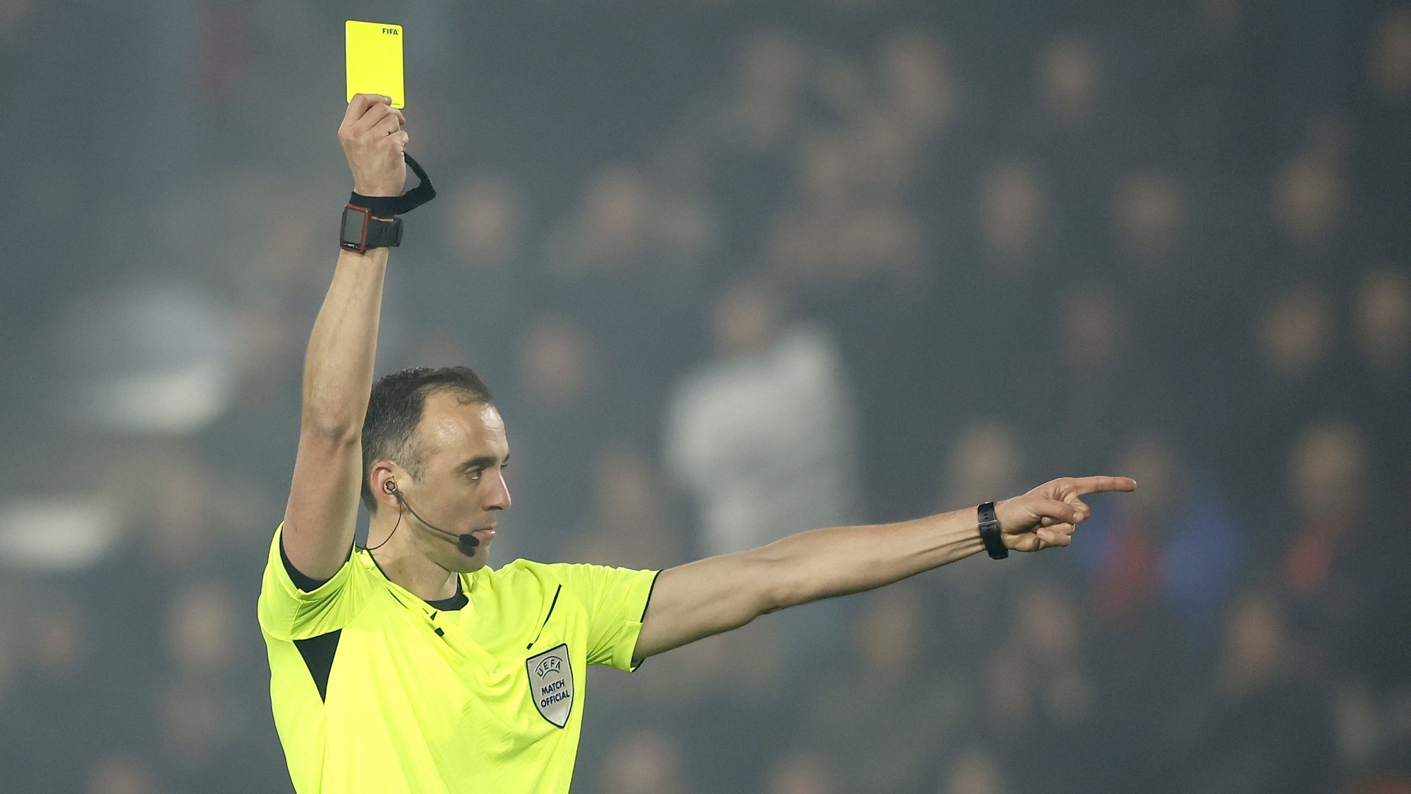 epa11173315 Referee Joao Pinheiro shows a yellow card during the UEFA Europa League knock- out round play-offs, 2nd leg soccer match between Stade Rennes and AC Milan in Rennes, France 22 February 2024.  EPA/YOAN VALAT