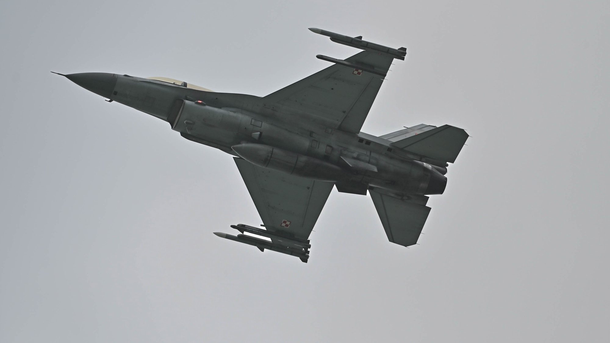 epa10134612 A Polish Air Force&#039;s F-16 jet presented during the Media Day with the participation of Polish and US Air Force staff at the 32nd Tactical Air Base in Lask, central Poland, 23 August 2022. 32nd Tactical Air Base is a Polish Air Force base. It is one of the two bases where Poland&#039;s F-16 fighters are stationed.  EPA/Grzegorz Michalowski POLAND OUT