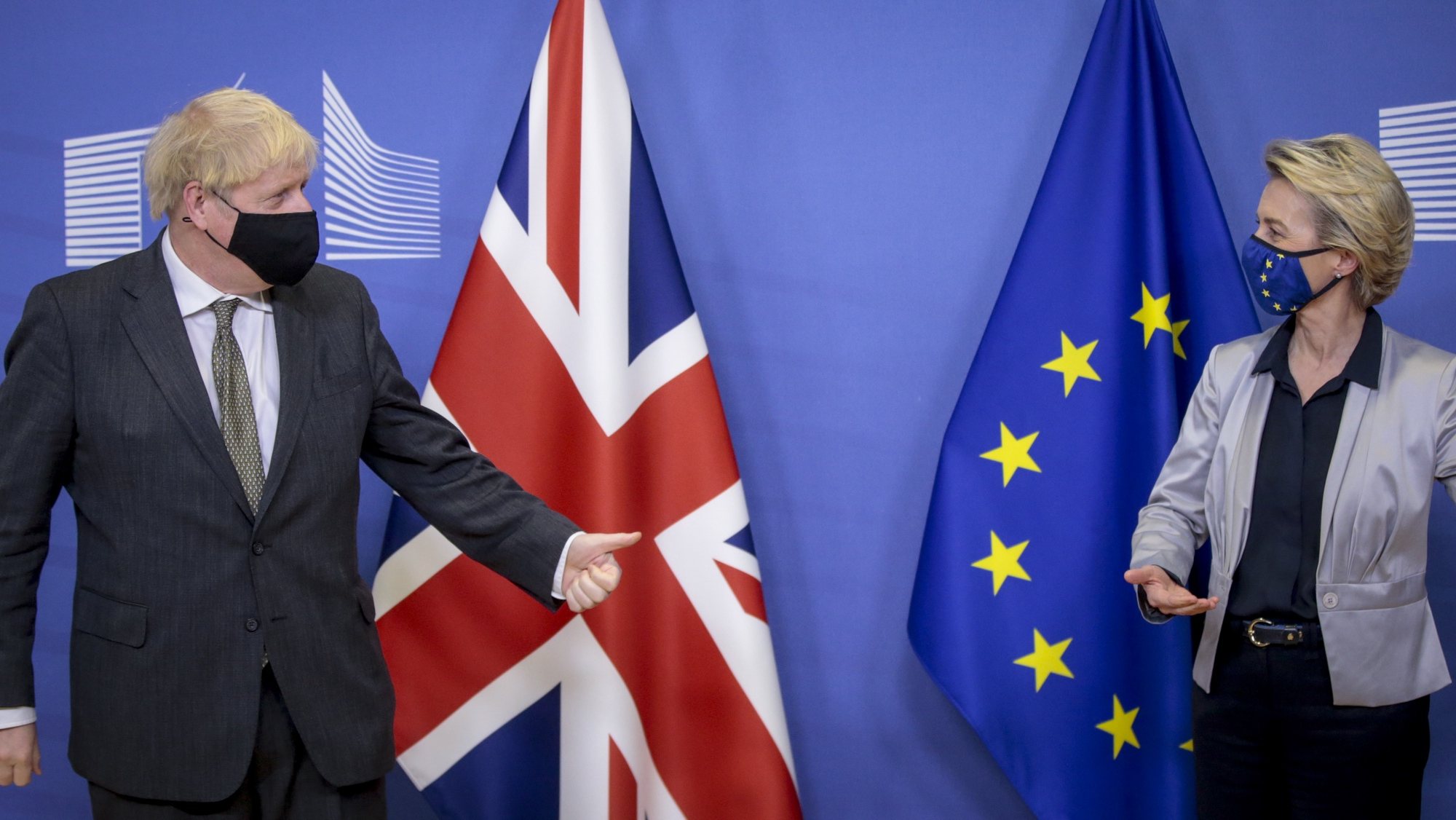 epa08873143 Britain&#039;s Prime Minister Boris Johnson (L) gestures towards European Commission President Ursula von der Leyen (R) welcoming him prior to post-Brexit trade deal talks, in Brussels, Belgium, 09 December 2020. A negotiations phase of eleven months that started on 31 January 2020 following the UK&#039;s exit from the EU ends on 31 December 2020.  EPA/OLIVIER HOSLET / POOL