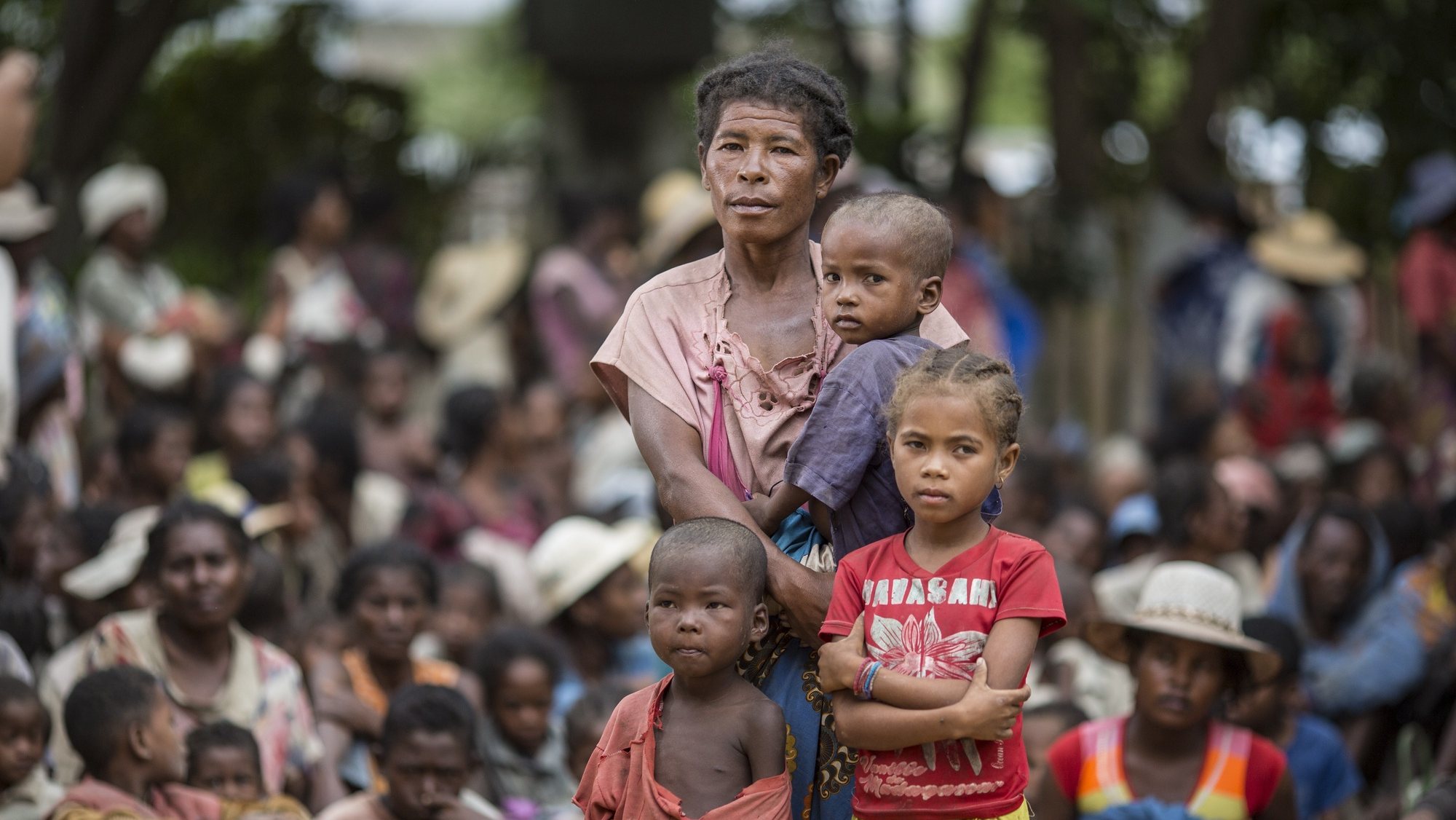 Foto disponibilizada pelo Programa Alimentar Mundial (PAM) mostra malgaxes à espera de comida numa altura em que as culturas agrícolas foram fustigadas pela seca. Madagascar, 5 de dezembro de 2020.