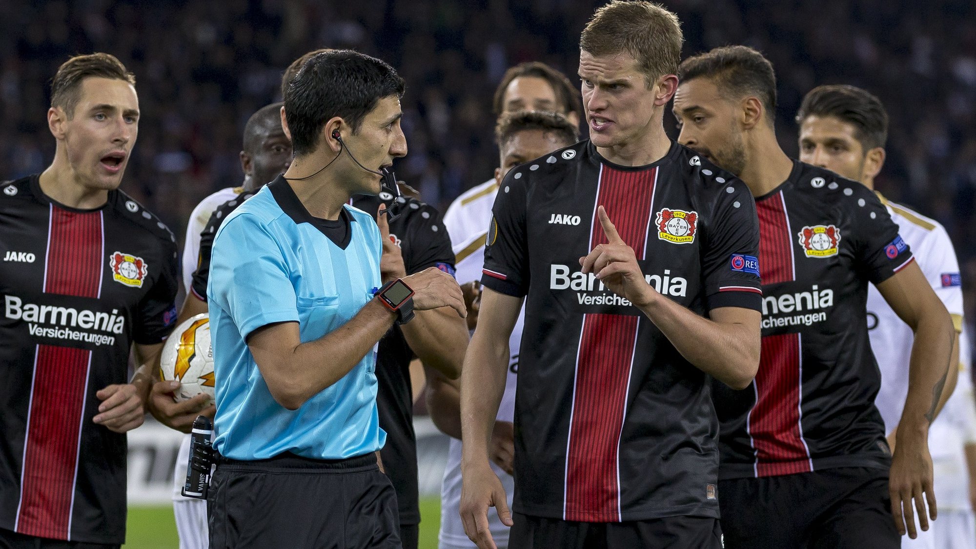 epa07119932 Leverkusen&#039;s Sven Bender, center right, discusses with referee Aliyar Aghayev after his header goal has been disallowed during the UEFA Europe League group stage soccer match between FC Zurich and Bayer 04 Leverkusen at the Letzigrund stadium in Zurich, Switzerland, 25 October 2018.  EPA/PATRICK B. KRAEMER