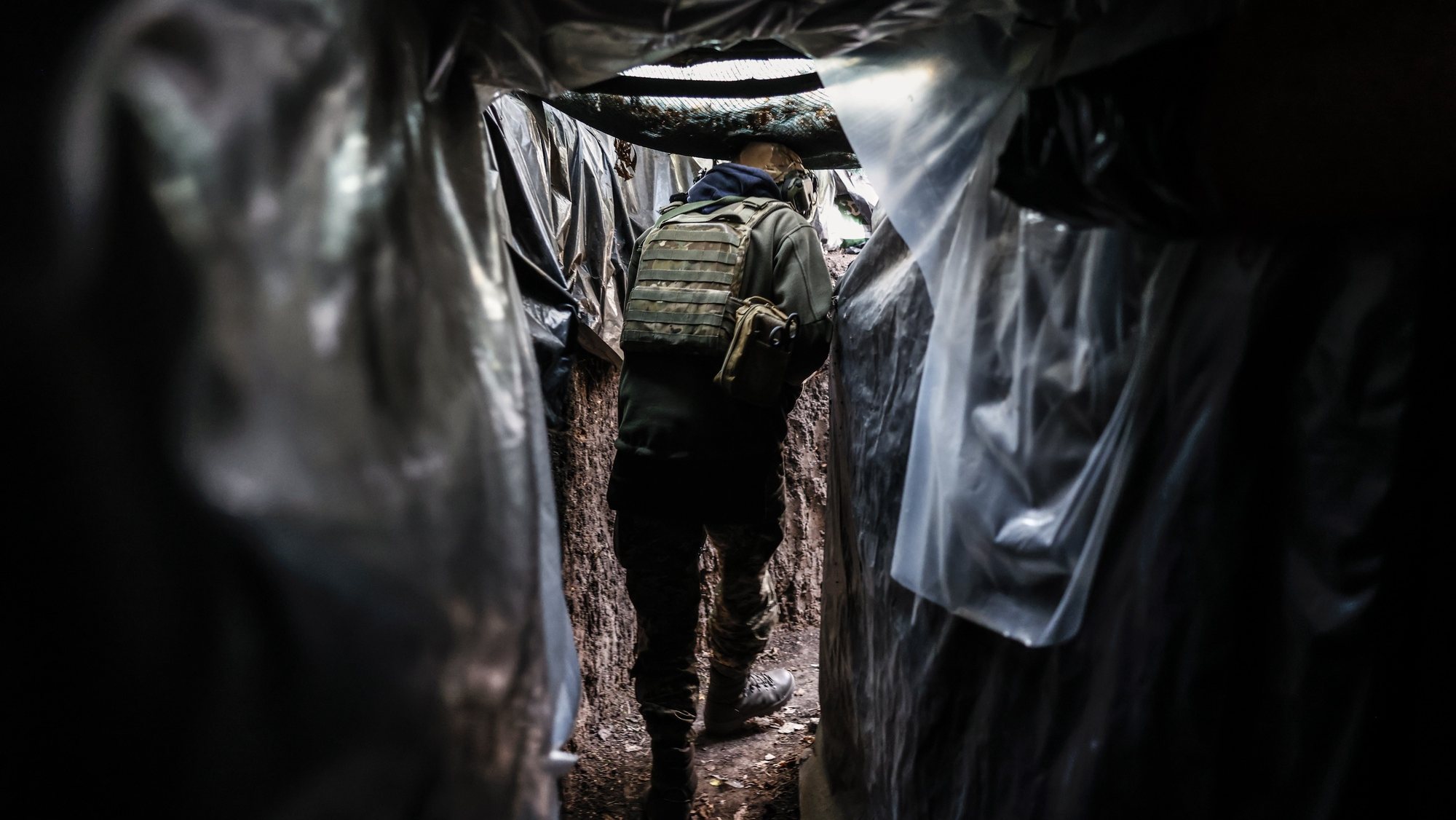 epa10292401 Ukrainian servicemen in a trench at the frontline at the northern Kherson region, Ukraine, 07 November 2022. Russian troops on 24 February entered Ukrainian territory, starting a conflict that has provoked destruction and a humanitarian crisis.  EPA/HANNIBAL HANSCHKE