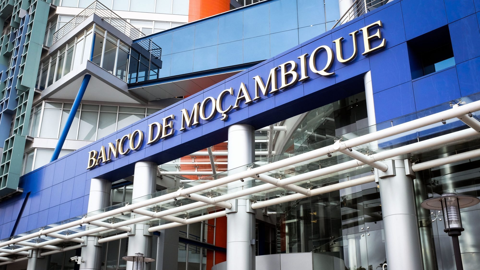 A maior multa, no valor de 1,5 milhões de euros, foi aplicada ao Standard Bank