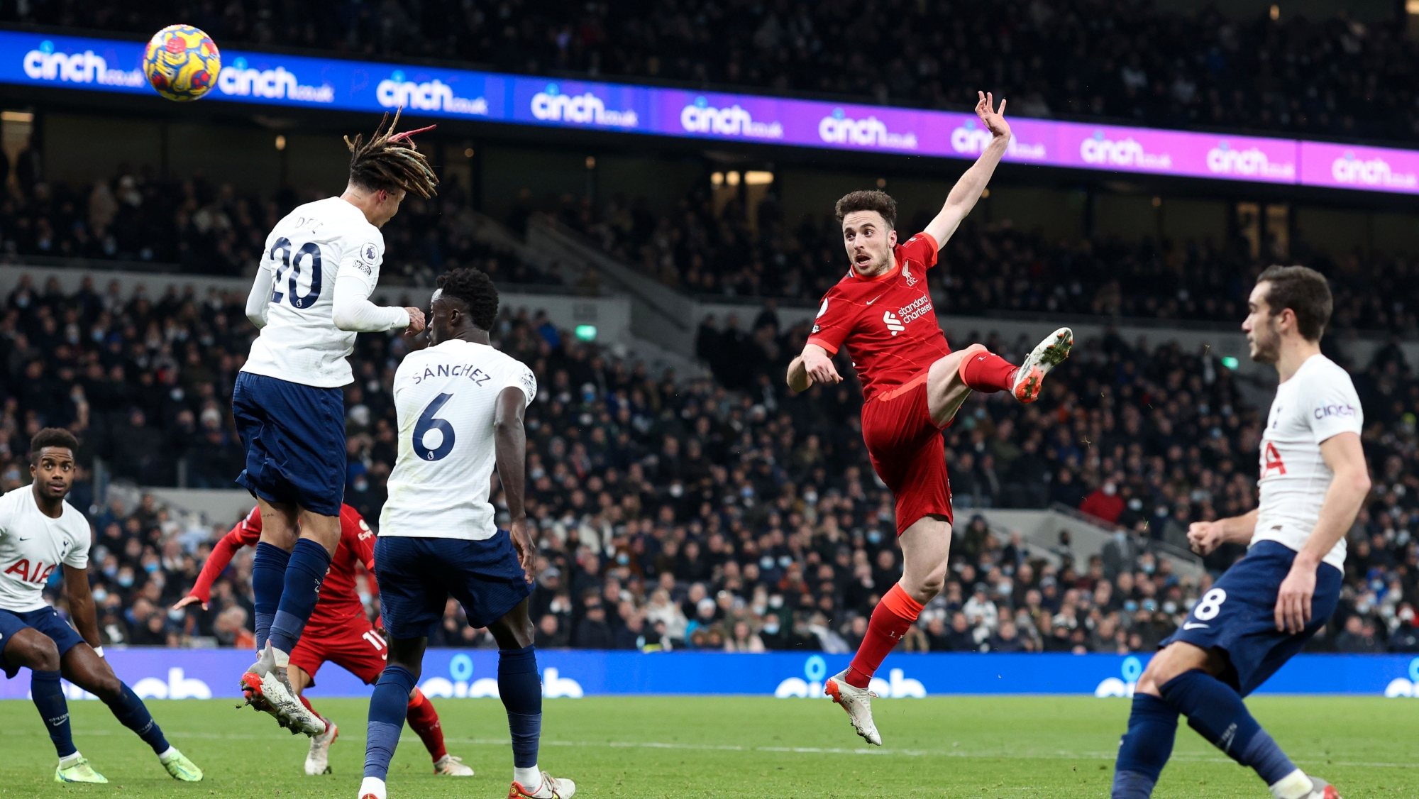 Jota dá vitória ao Liverpool sobre Tottenham em jogo de loucos
