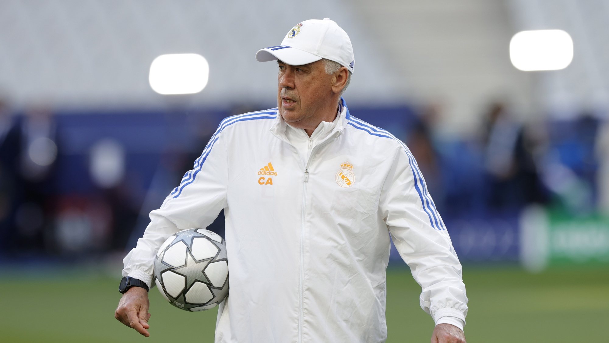 epa09980694 Real Madrid&#039;s head coach Carlo Ancelotti attends the team&#039;s training session at Stade de France in Saint-Denis, near Paris, France, 27 May 2022. Real Madrid will face Liverpool FC in their UEFA Champions League final on 28 May 2022.  EPA/YOAN VALAT