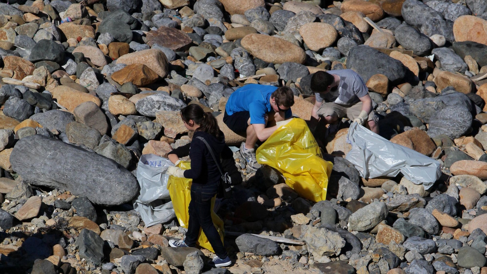 Cidadãos de Cascais participam na operação de limpeza de praias, 19 março 2011, denominada &quot;Limpar Portugal, na zona do Guincho, Cascais.      MANUEL DE AlMEIDA / LUSA