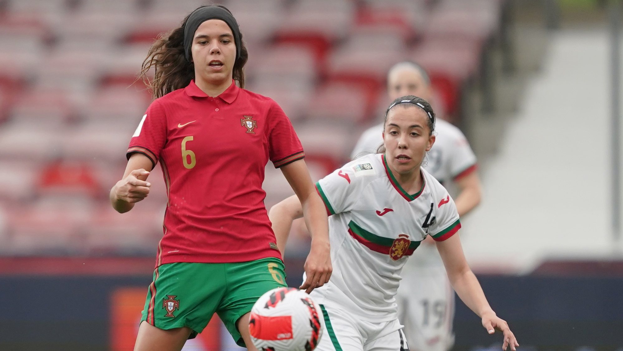 Portugal’s Andreia Jacinto (L) fights for the ball with Bulgaria`s Naydenova during the FIFA Women&#039;s Soccer World Cup qualification match held in Barcelos, Portugal, 12 April 2022. HUGO DELGADO/LUSA