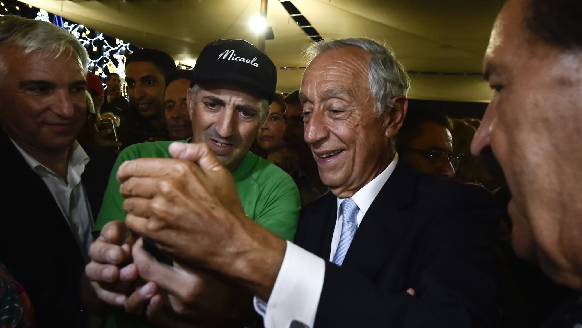 O Presidente da República, Marcelo Rebelo de Sousa (D), com populares durante a inauguração da 630.ª edição da Feira de São Mateus em Viseu, 4 de agosto de 2022.  NUNO ANDRÉ FERREIRA/LUSA