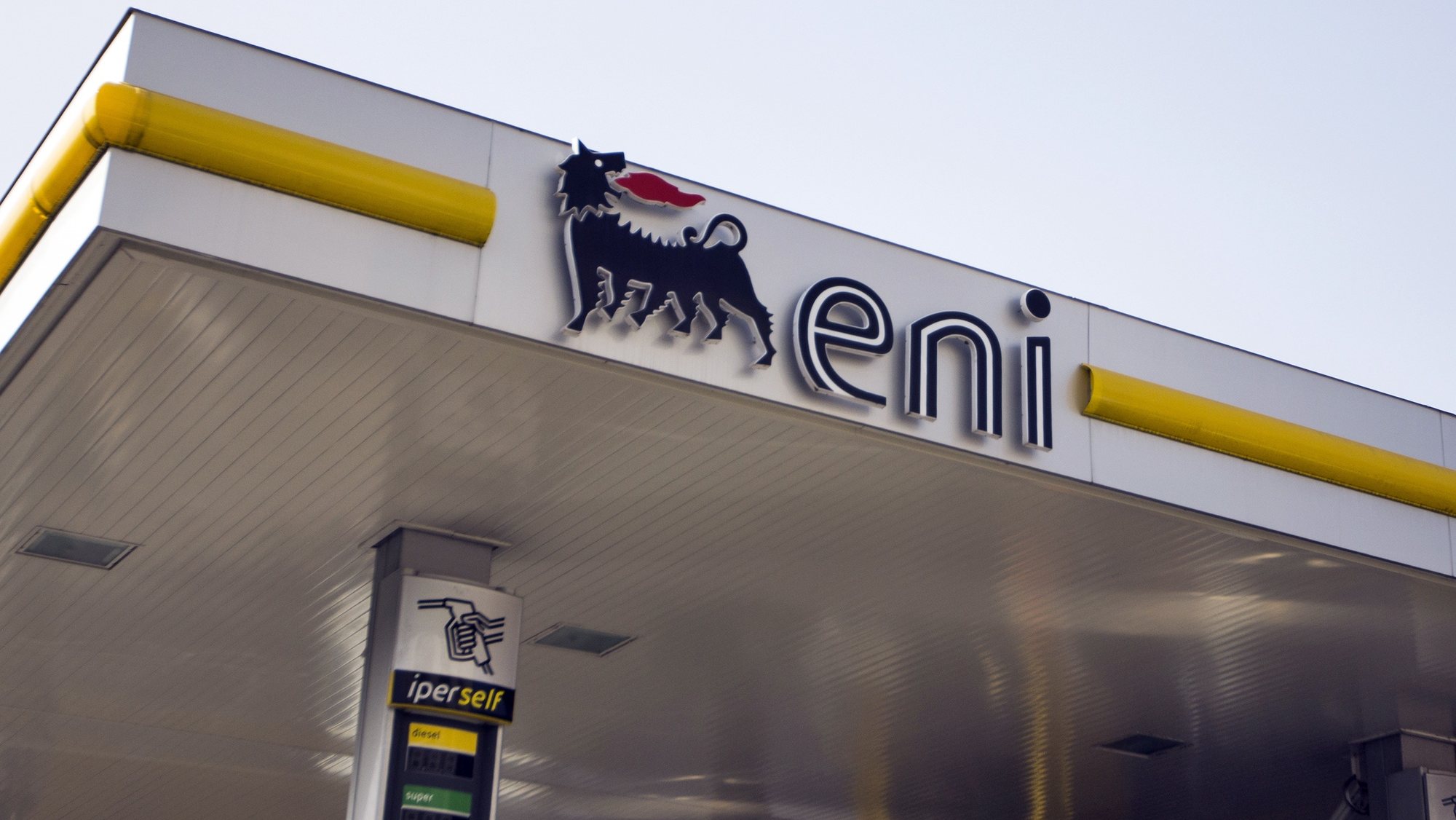 epa07948251 (FILE) - A general view shows an ENI pump station in Siena, Italy, 22 March 2016  (reissued 25 October 2019). ENI is to release their 3rd quarter results on 25 October 2019.  EPA/MATTIA SEDDA *** Local Caption *** 52688746