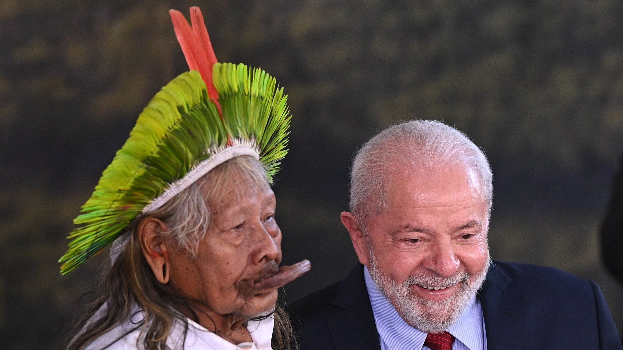 epa10675172 Brazilian President Luiz Inacio Lula da Silva (R) poses with Brazilian indigenous leader Raoni Metuktire during an event for the World Enviroment Day at Planalto Presidential Palace in Brasilia, Brazil, 05 June 2023. The World marks the 2023 Environment Day on 05 June with a focus on &#039;solutions to plastic pollution&#039;.  EPA/Andre Borges