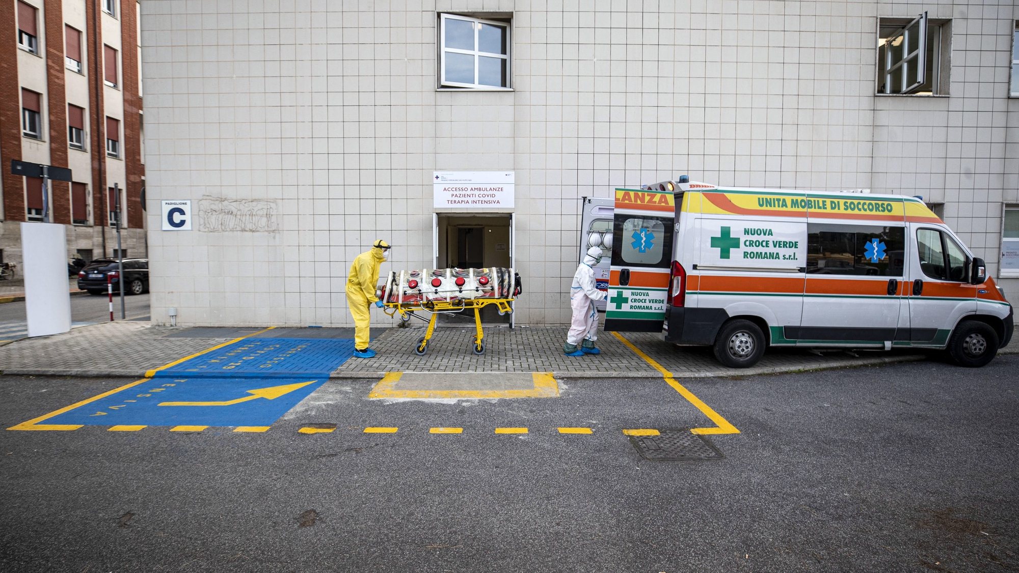 epa08786179 The arrival of a patient in the Intensive Care Unit (ICU) for the novel coronavirus, COVID-19 cases, in the San Filippo Neri hospital in Rome, Italy, 30 October 2020. Italy&#039;s Prime Minister Giuseppe Conte tightened nationwide coronavirus restrictions after the country registered a record number of new cases.  EPA/MASSIMO PERCOSSI