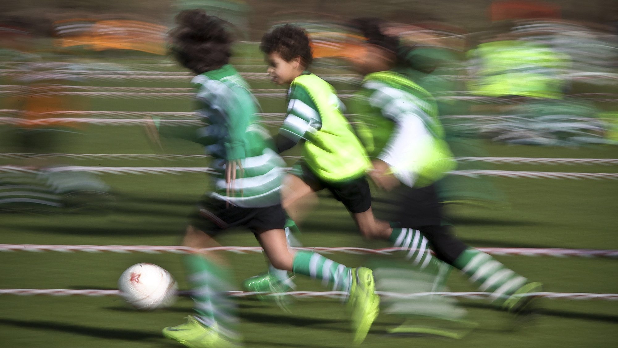 Crianças que treinam diariamente nas 28 Escolas Academia Sporting de norte a sul do país visitaram e jogaram hoje na Academia de Alcochete, em Alcochete, 20 de fevereiro de 2010. MARIO CRUZ/LUSA