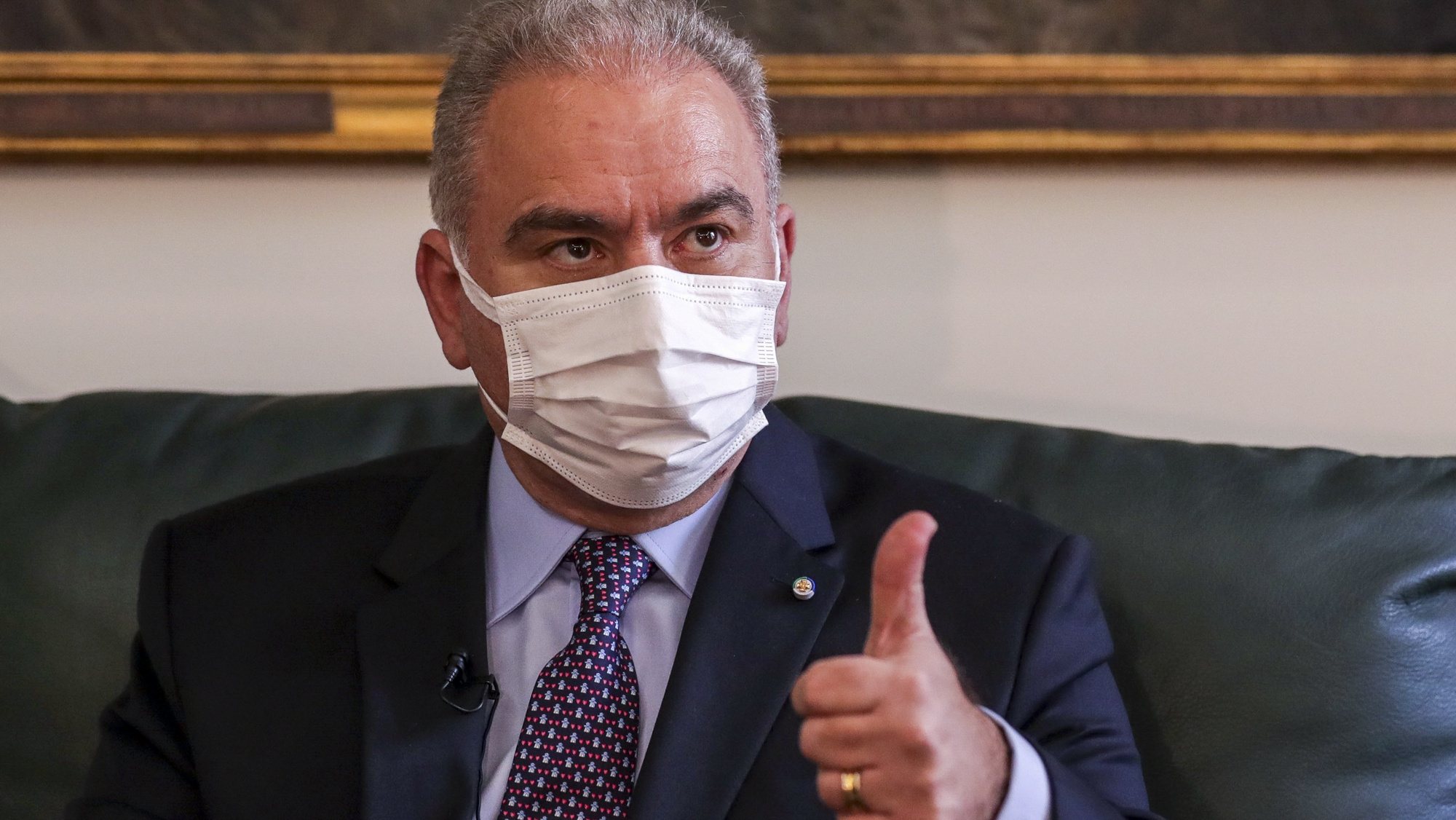 O ministro da Saúde brasileiro, Marcelo Queiroga, fala em entrevista à Agência Lusa no Hospital Santa Maria em Lisboa, 26 de outubro de 20121. (ACOMPANHA TEXTO)  TIAGO PETINGA/LUSA