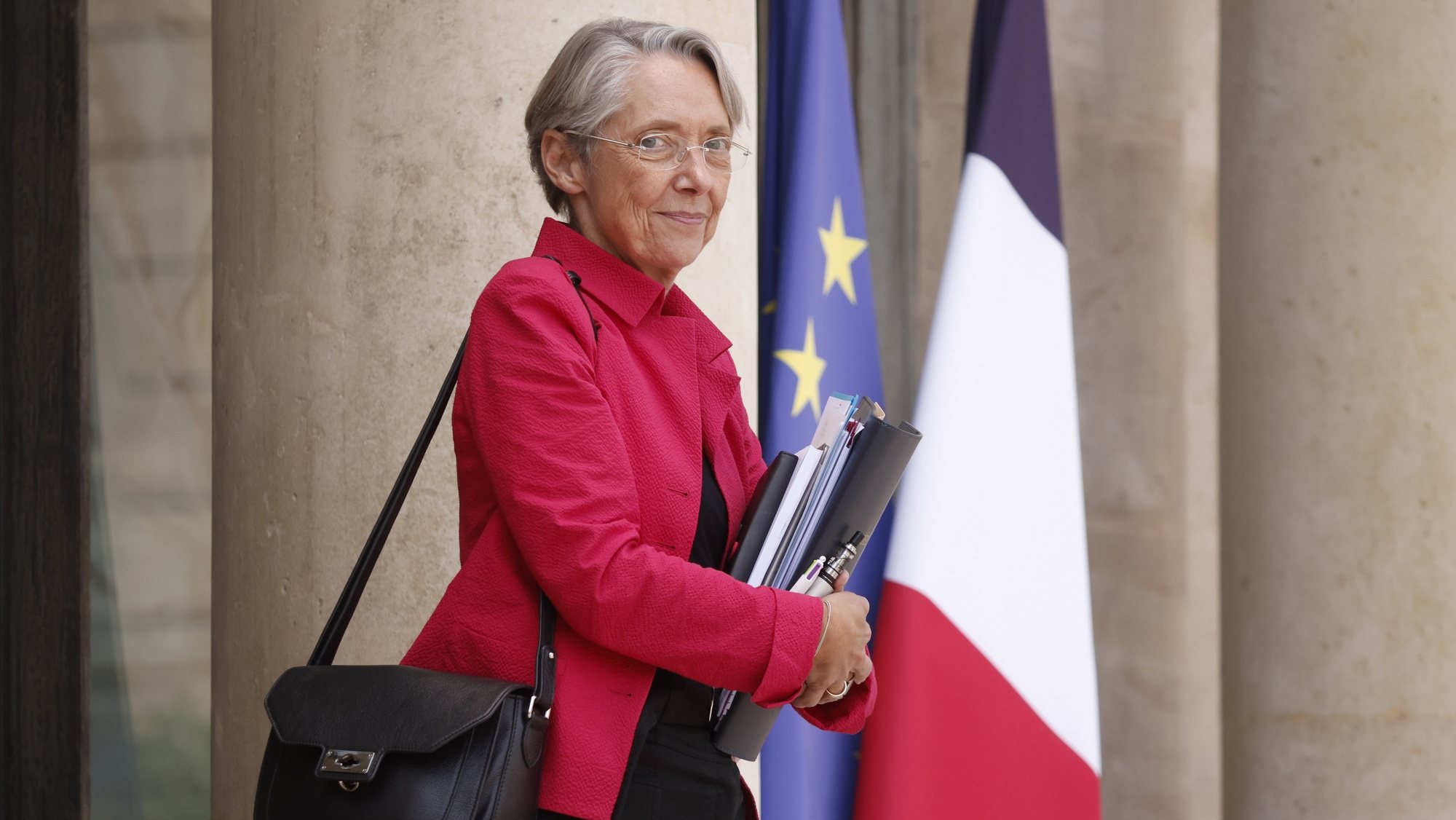 epa10097179 French Prime Minister Elisabeth Borne leaves the Elysee Palace following the weekly cabinet meeting of the French government ​in Paris, France, 29 July 2022.  EPA/YOAN VALAT