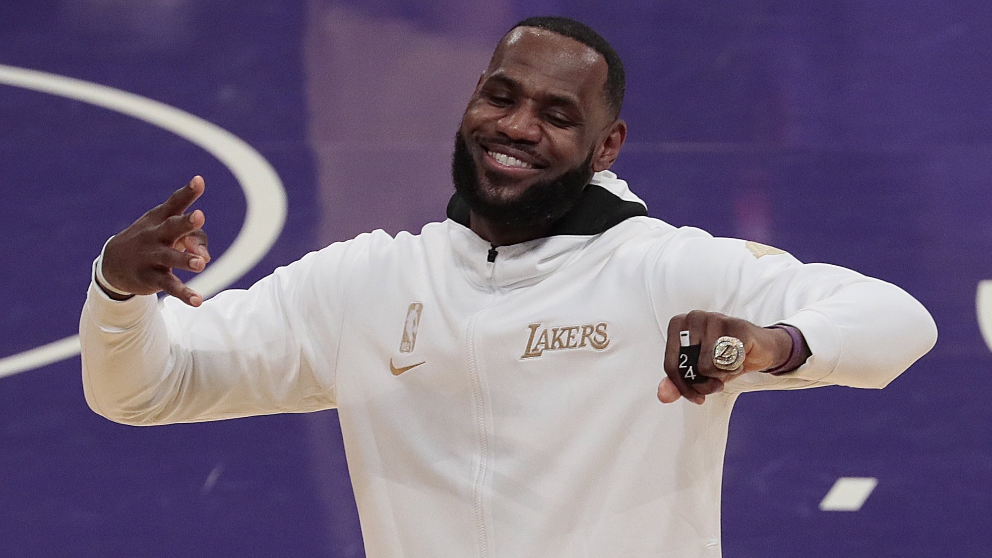epa08900519 Los Angeles Lakers forward LeBron James  reacts after receiving his championship ring during a pre-game ceremony before the Lakers played the Los Angeles Clippers in their NBA game at the Staples Center in Los Angeles, California, USA, 22 December 2020.  EPA/ROBERT GAUTHIER / LOS ANGELES TIMES SHUTTERSTOCK OUT  EDITORIAL USE ONLY/NO SALES/NO ARCHIVES