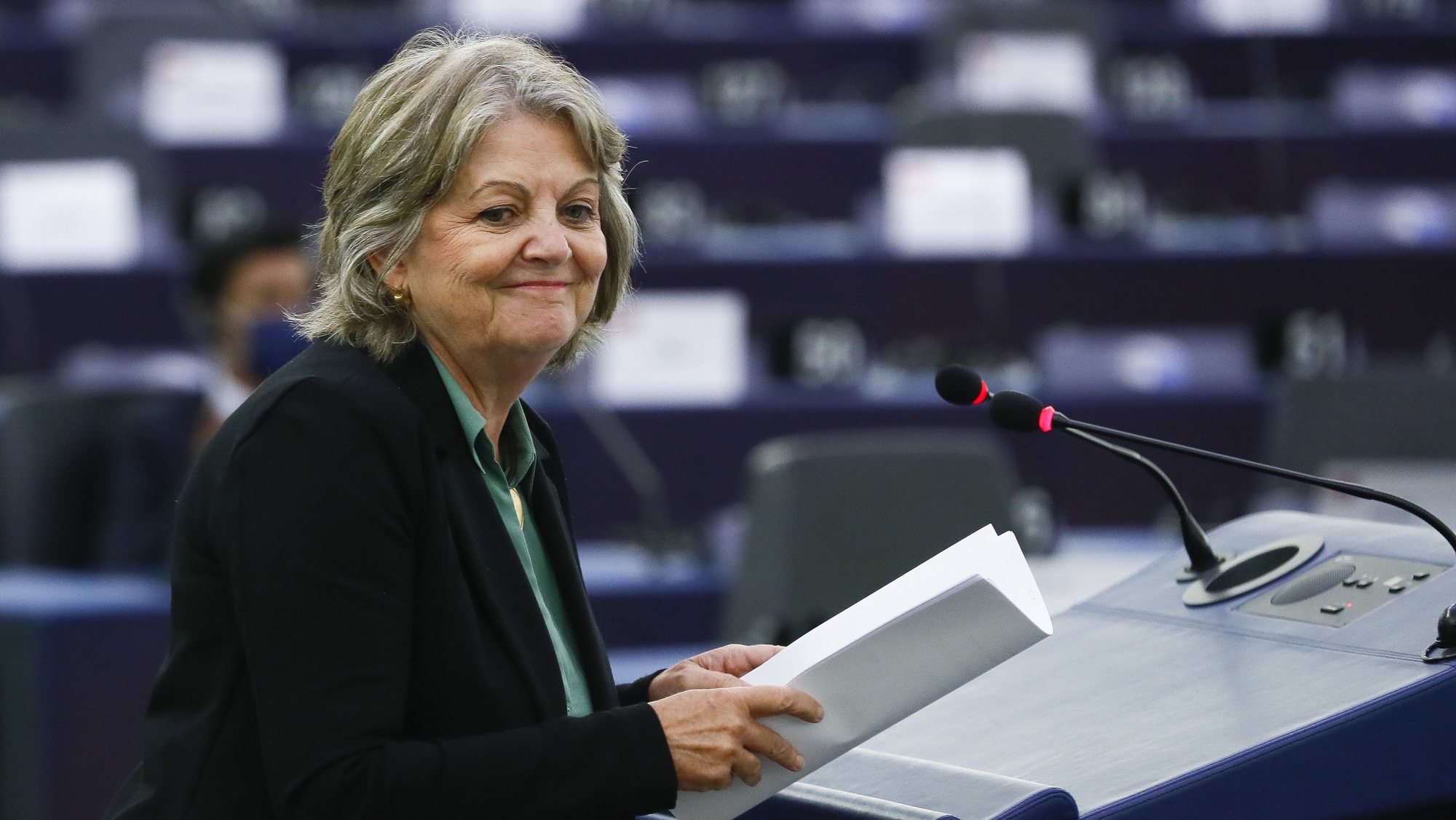 Comissária europeia Elisa Ferreira discursa perante o parlamento europeu, Estrasburgo