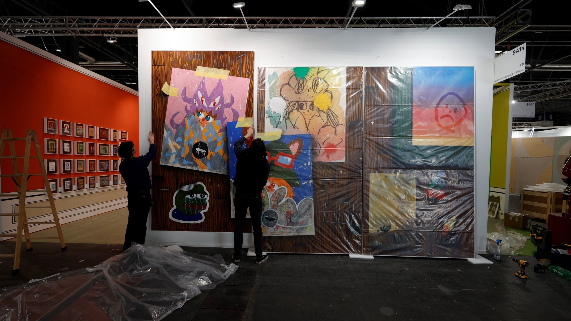 Trabalhadores preparam as obras de arte antes da abertura do ARCO2022, feira de arte contemporânea, em Madrid. Espanha. 22 de fevereiro de 2022