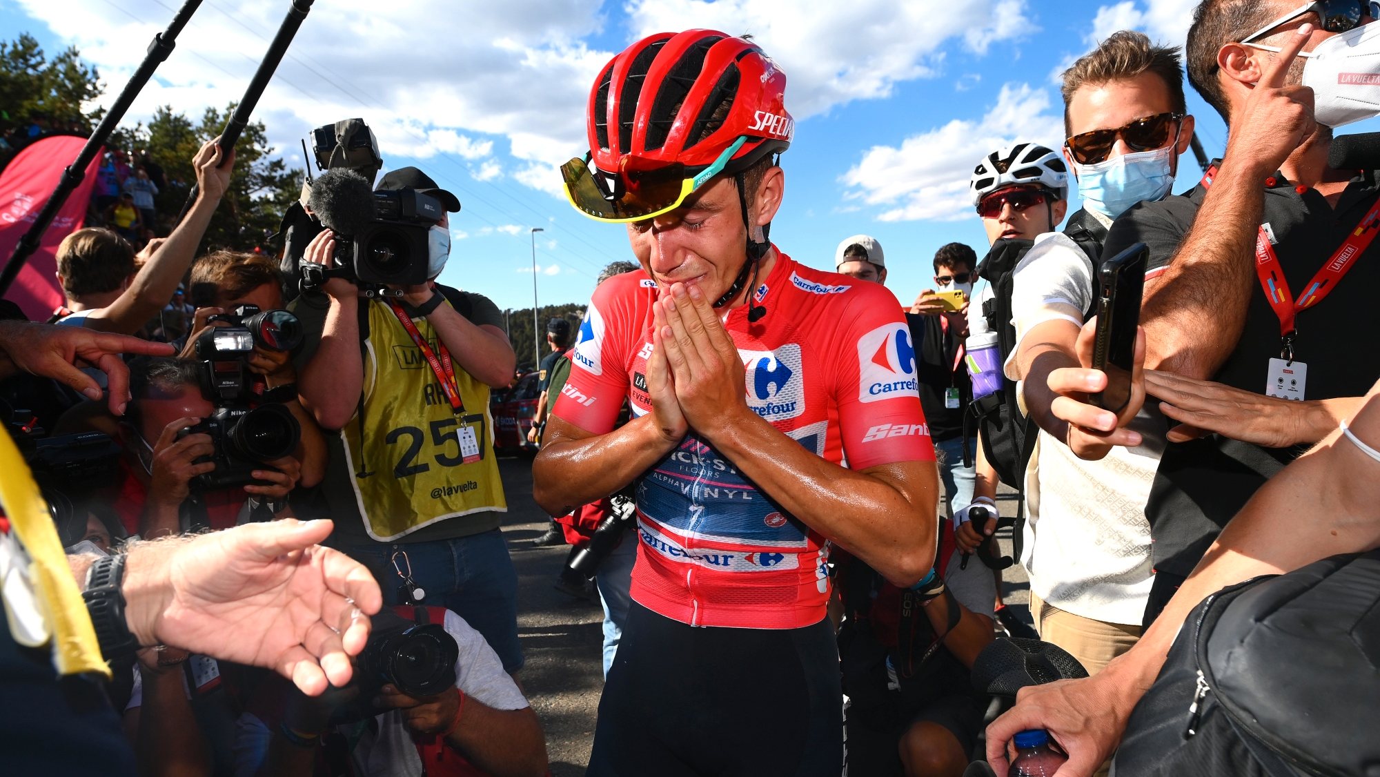Remco Evenepoel não conseguiu aguentar as lágrimas após cruzar a meta em Navacerrada, onde carimbou de vez a vitória na Vuelta
