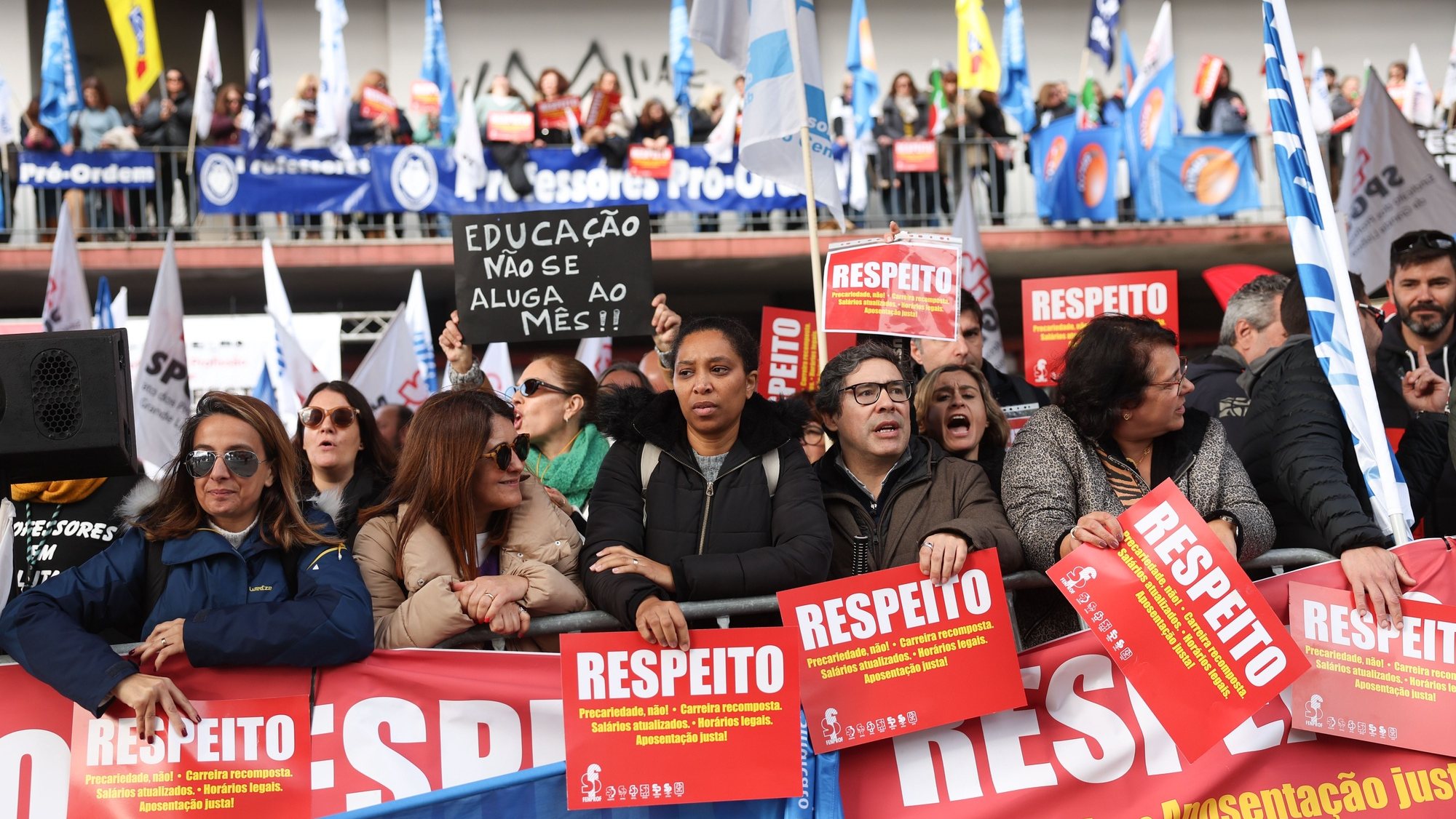 Professores manifestam-se durante as reuniões sindicais com a tutela, numa iniciativa da Federação Nacional dos Professores (Fenprof) frente ao Ministério da Educação, em Lisboa, 20 de janeiro de 2023. TIAGO PETINGA/LUSA