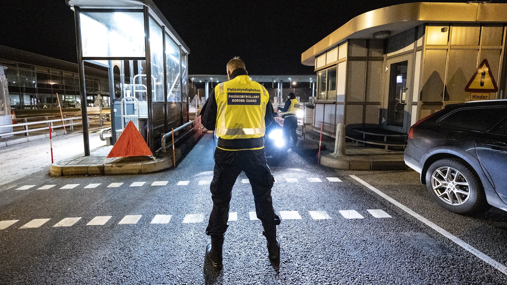 epa08899207 Swedish border police conduct checks at Oresund bridge, which links Sweden to Denmark, near Malmo, Sweden, 22 December 2020. The Swedish government decided to close its border to visitors from Denmark on 22 December due to the spreading of the coronavirus disease (COVID-19).  EPA/JOHAN NILSSON  SWEDEN OUT