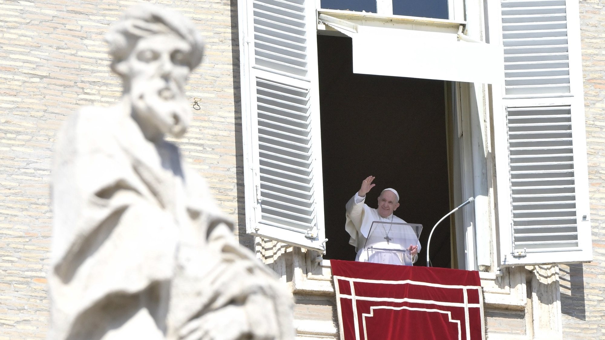 epa09528347 Pope Francis leads the Sunday Angelus Prayer from the window overlooking Saint Peter&#039;s Square, Vatican City, 17 October 2021.  EPA/ANSA/CLAUDIO PERI
