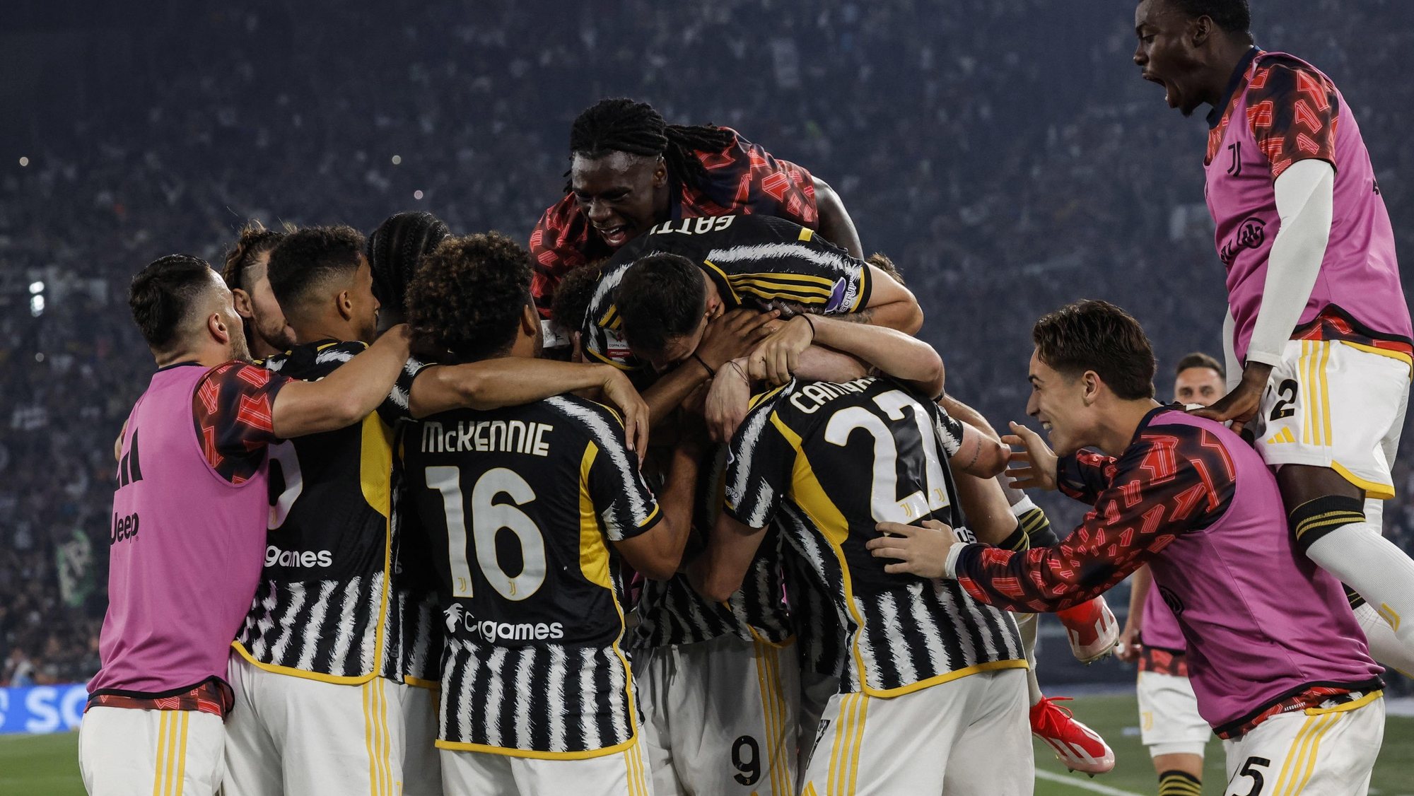 epa11343005 Juventus&#039; Dusan Vlahovic (C, partially seen) celebrates after scoring the 0-1 goal with his teammates during the Italian Cup final soccer match between Atalanta BC and Juventus FC, in Rome, Italy, 15 May 2024.  EPA/GIUSEPPE LAMI