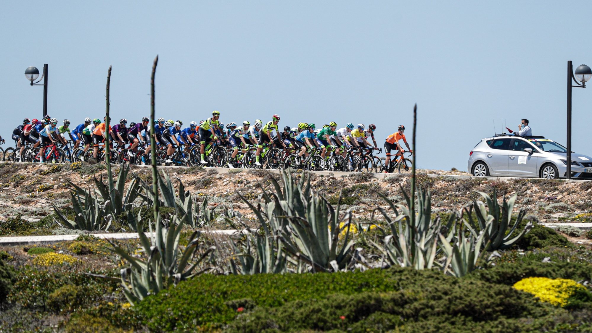 O pelotão durante a segunda etapa da  &quot;47.ª Volta ao Algarve em bicicleta &quot;, que ligou Sagres ao Alto da Foia, em Sagres, 06 de maio de 2021. LUÍS FORRA/LUSA