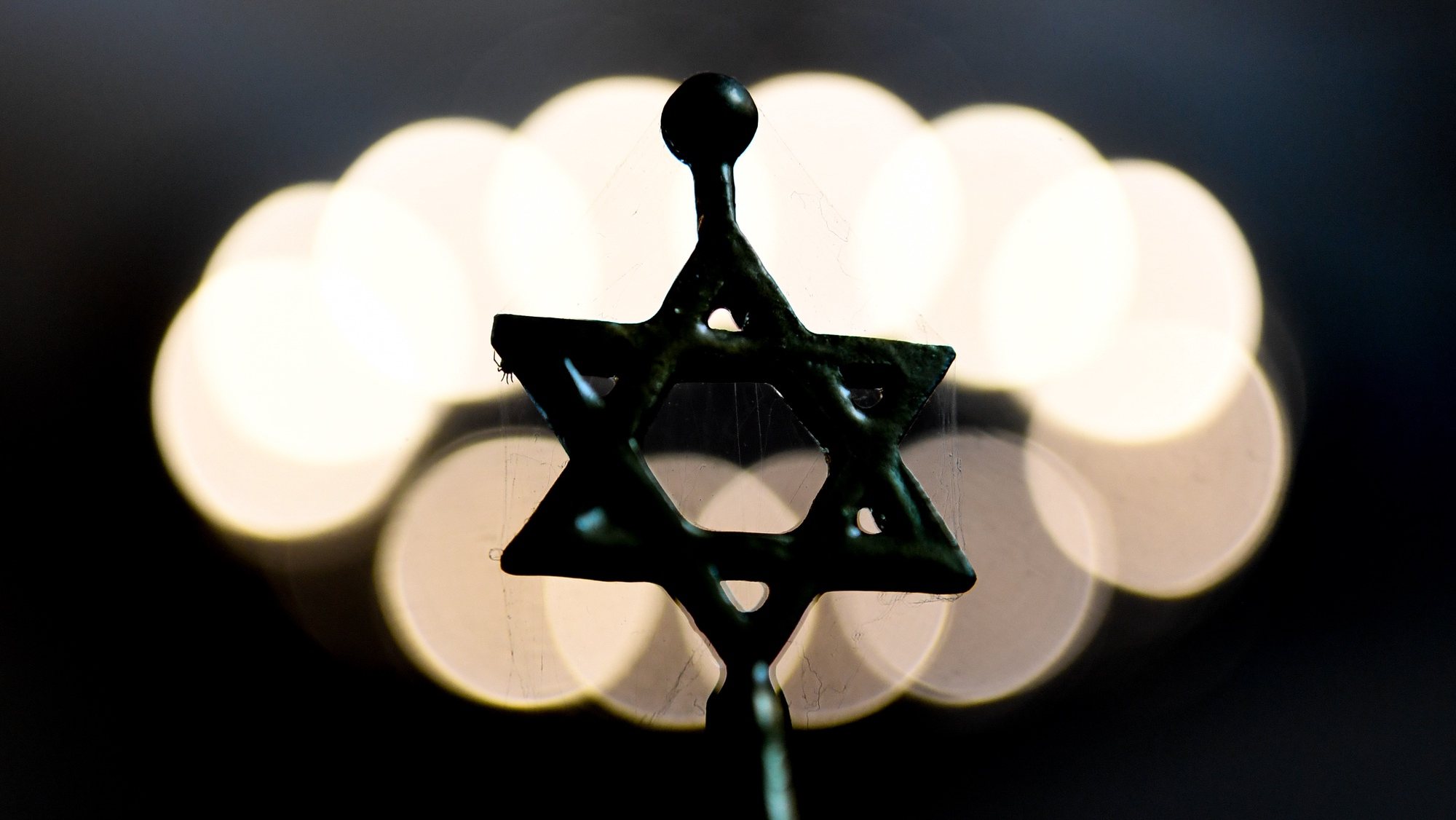 Uma estrela de David numa sinagoga