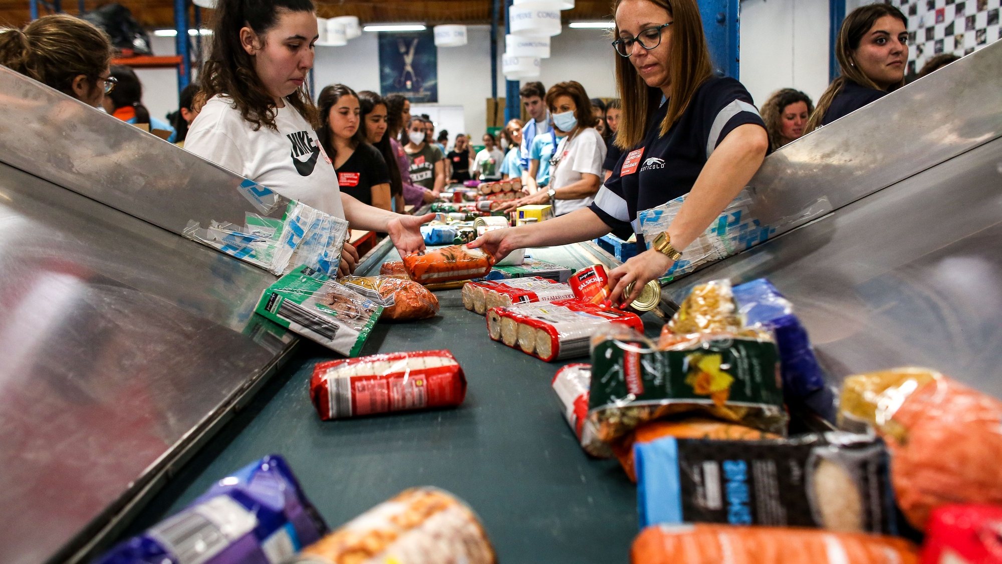 Voluntários do Banco Alimentar Contra a Fome durante a campanha nacional de recolha de alimentos “Seja o próximo a ajudar o próximo” em Lisboa, 28 de maio de 2022. NUNO FOX/LUSA