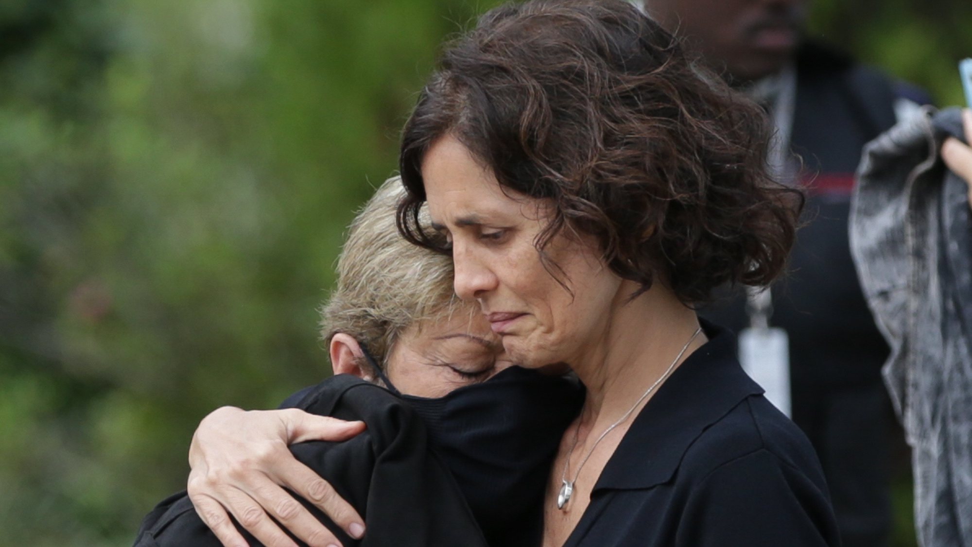 epa10035324 Alessandra Sampaio (R), wife of British journalist Dom Phillips, arrives with her mother Maria Lucia Farias Sampaio at her husband&#039;s funeral service, at the Parque da Colina cemetery in Niteroi, a city in the metropolitan region of Rio de Janeiro, Brazil, 26 June 2022. Family and friends say goodbye this Sunday 26 June in Rio de Janeiro to the British journalist who collaborates with &#039;The Guardian&#039;, Dom Phillips, murdered in the Amazon together with the Brazilian indigenista Bruno Araujo. Both were reported missing on 05 June and after the discovery days later of two bodies and the completion of the forensic genetics tests in Brasilia, they were identified despite the advanced state of decomposition and the violence committed by the murderers. The bodies of Phillips and Araujo Pereira were found lifeless near the municipality of Atalaia do Norte, where they had traveled to collect information for the book that the British journalist was writing about threats against the Indians.  EPA/Andre Coelho