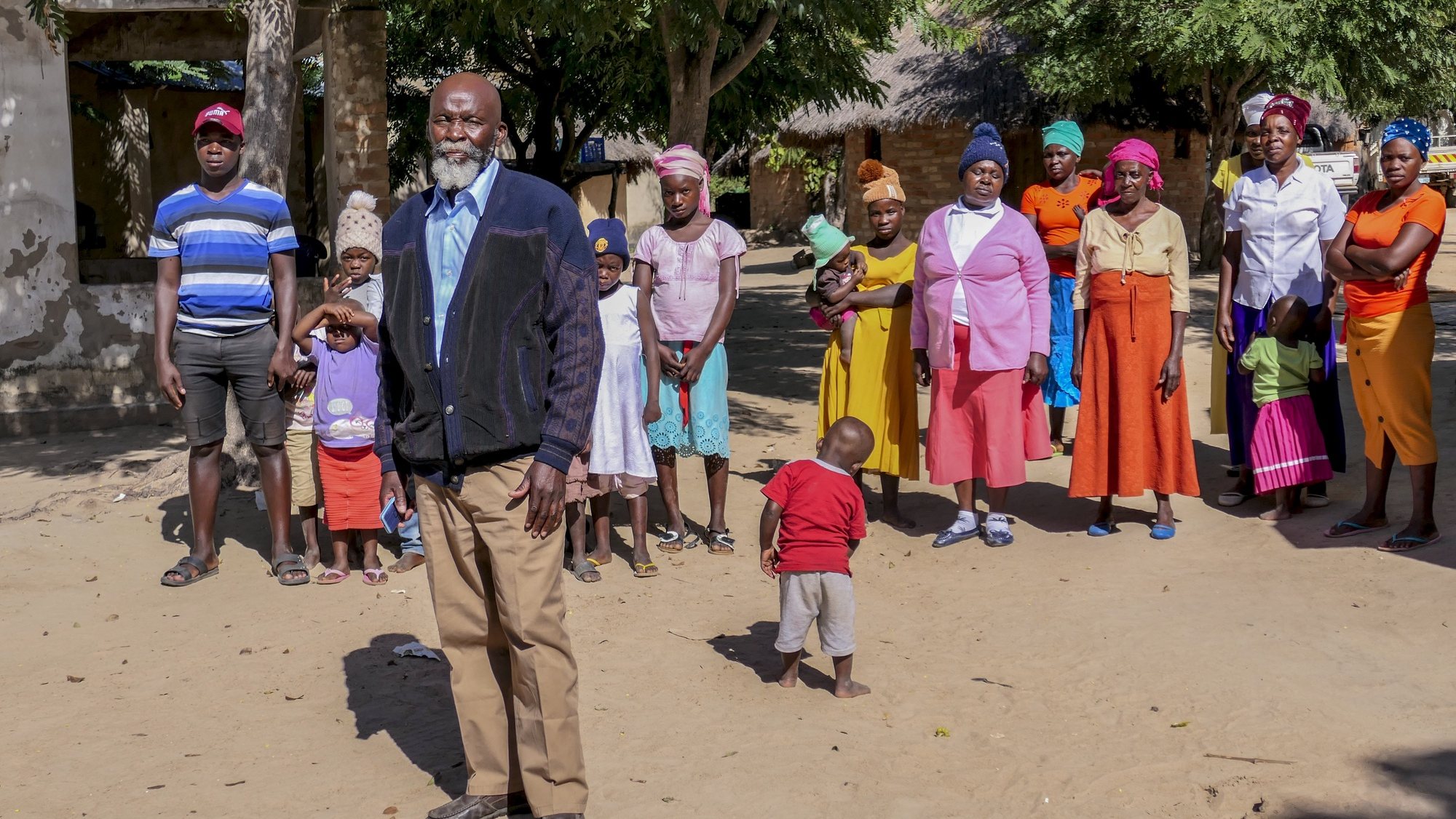 Pedro Faricai, 71 anos, polígamo, posa para a fotografia na aldeia de Mpandeia, Chimoio, Moçambique, 01 de junho de 2022. Pedro Faricai, continua a espalhar romance com 13 esposas com quem partilha um punhado de habitações precárias em Mpandeia, aldeia encalhada na cordilheira que separa Moçambique e Zimbabué. (ACOMPANHA TEXTO DA LUSA DO DIA 02 DE JULHO DE 2022). ANDRÉ CATUEIRA/LUSA