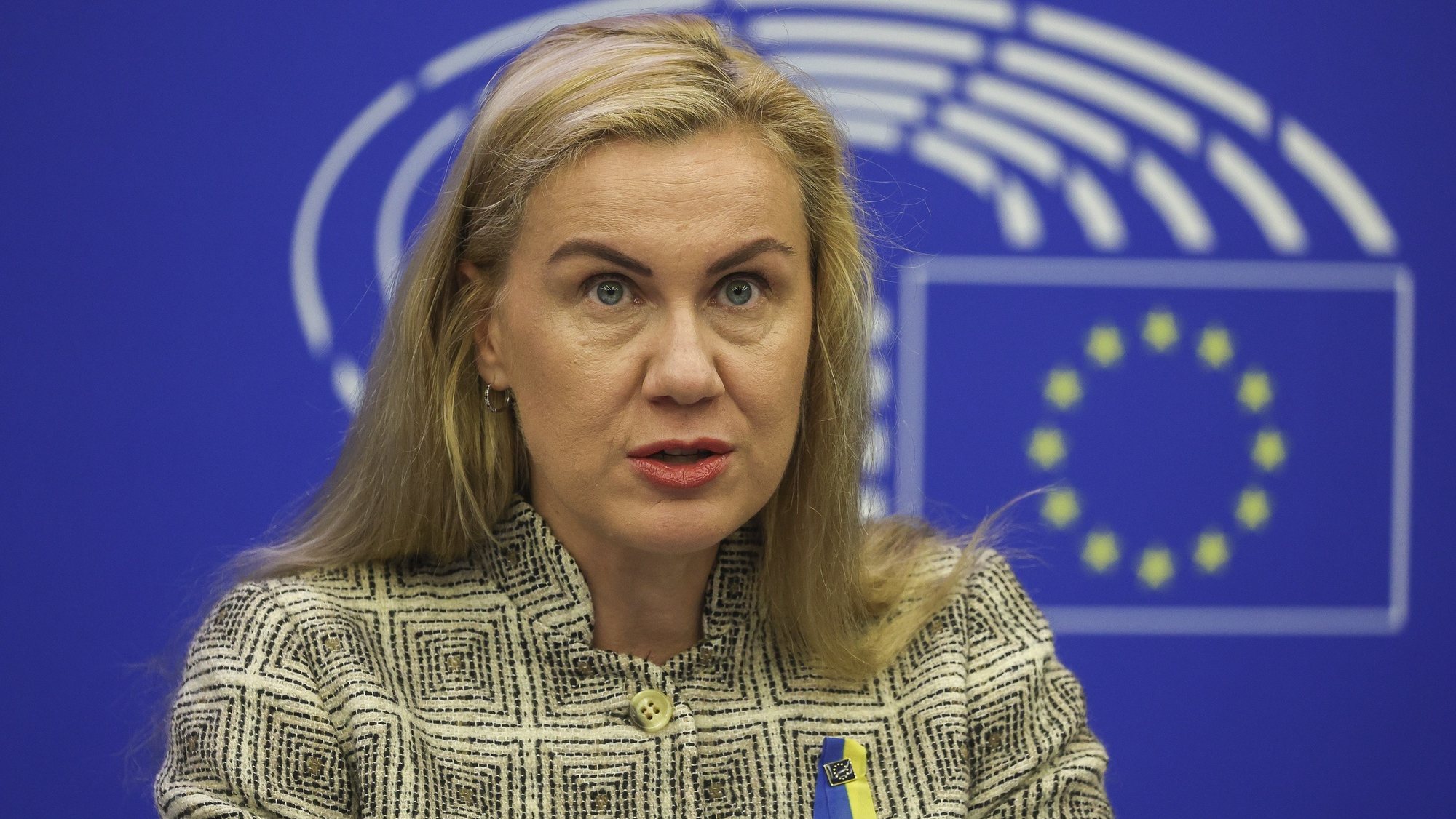 epa10250773 European Commissioner for Energy Kadri Simson holds a joint press conference on &#039;a new package of measures to address high energy prices and ensure security supply&#039; at the European Parliament in Strasbourg, France, 18 October 2022. The session runs from 17 till 20 October.  EPA/JULIEN WARNAND