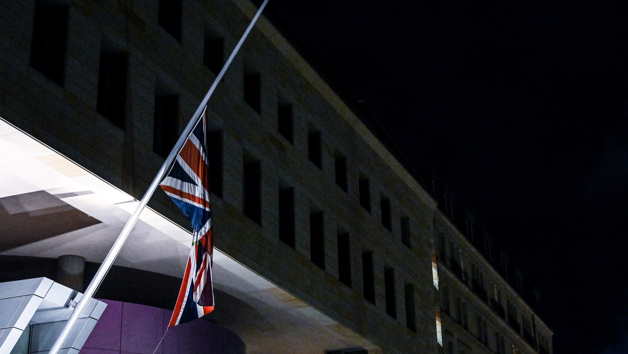 epa10171798 A Union flag flies at half-mast at the British embassy in Berlin, Germany 08 September 2022, following the death of Britain&#039;s Queen Elizabeth II. According to a statement issued by Buckingham Palace on 08 September 2022, Britain&#039;s Queen Elizabeth II has died at her Scottish estate, Balmoral Castle, on 08 September 2022. The 96-year-old Queen was the longest-reigning monarch in British history.  EPA/Filip Singer