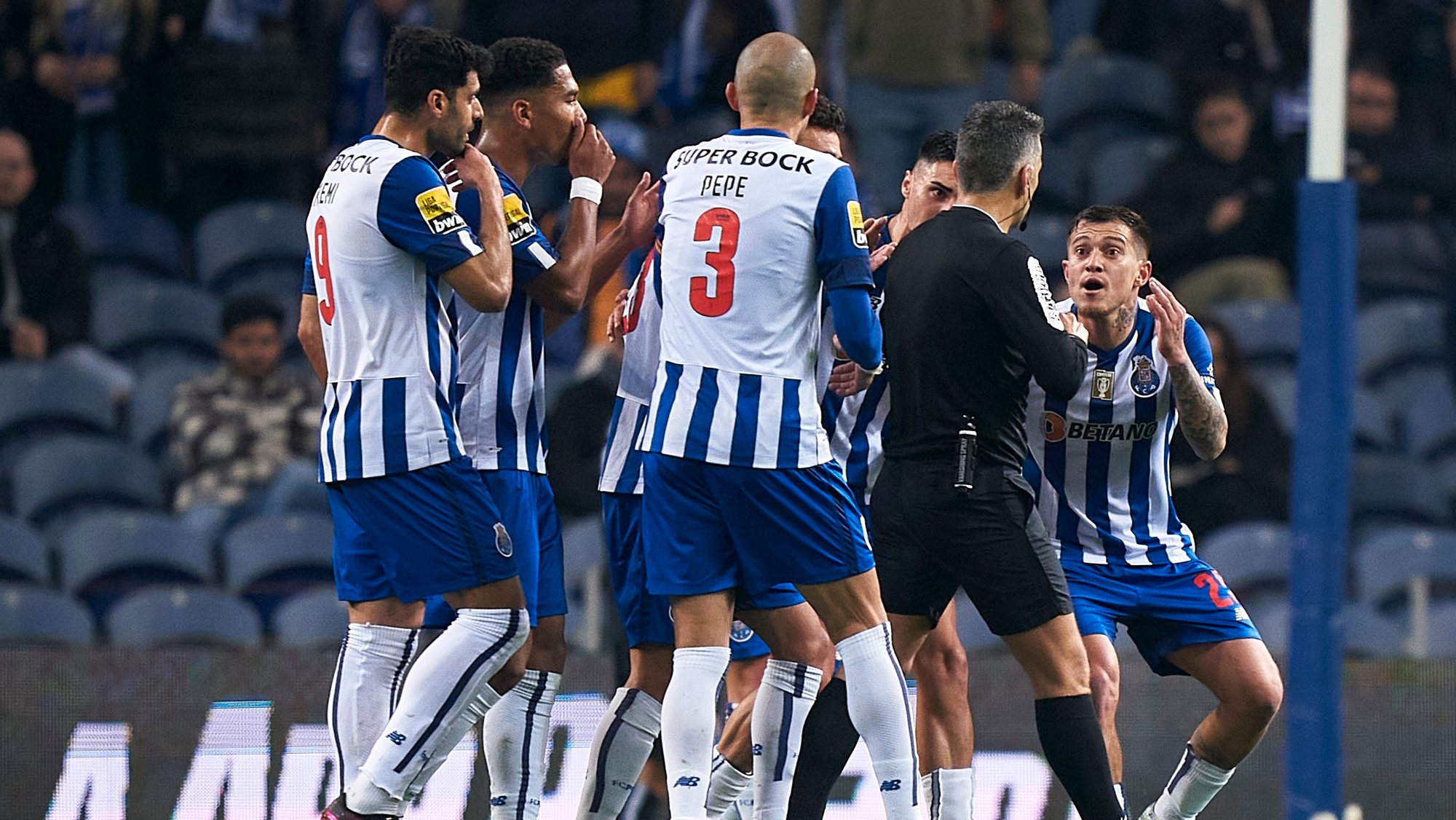 FC Porto terminou o encontro reduzido a nove jogadores e presidente do clube apontou à dualidade de critérios em comparação com o que se passou no Vizela-Benfica