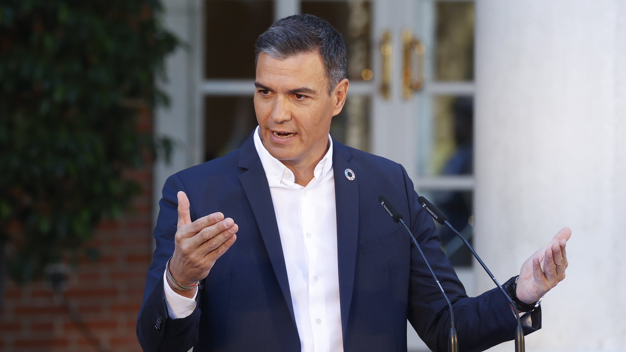 epa10160930 Spanish Prime Minister Pedro Sanchez gestures while speaking during an open  question round with citizens at Moncloa Palace in Madrid, Spain, 05 September 2022.  EPA/JUAN CARLOS HIDALGO