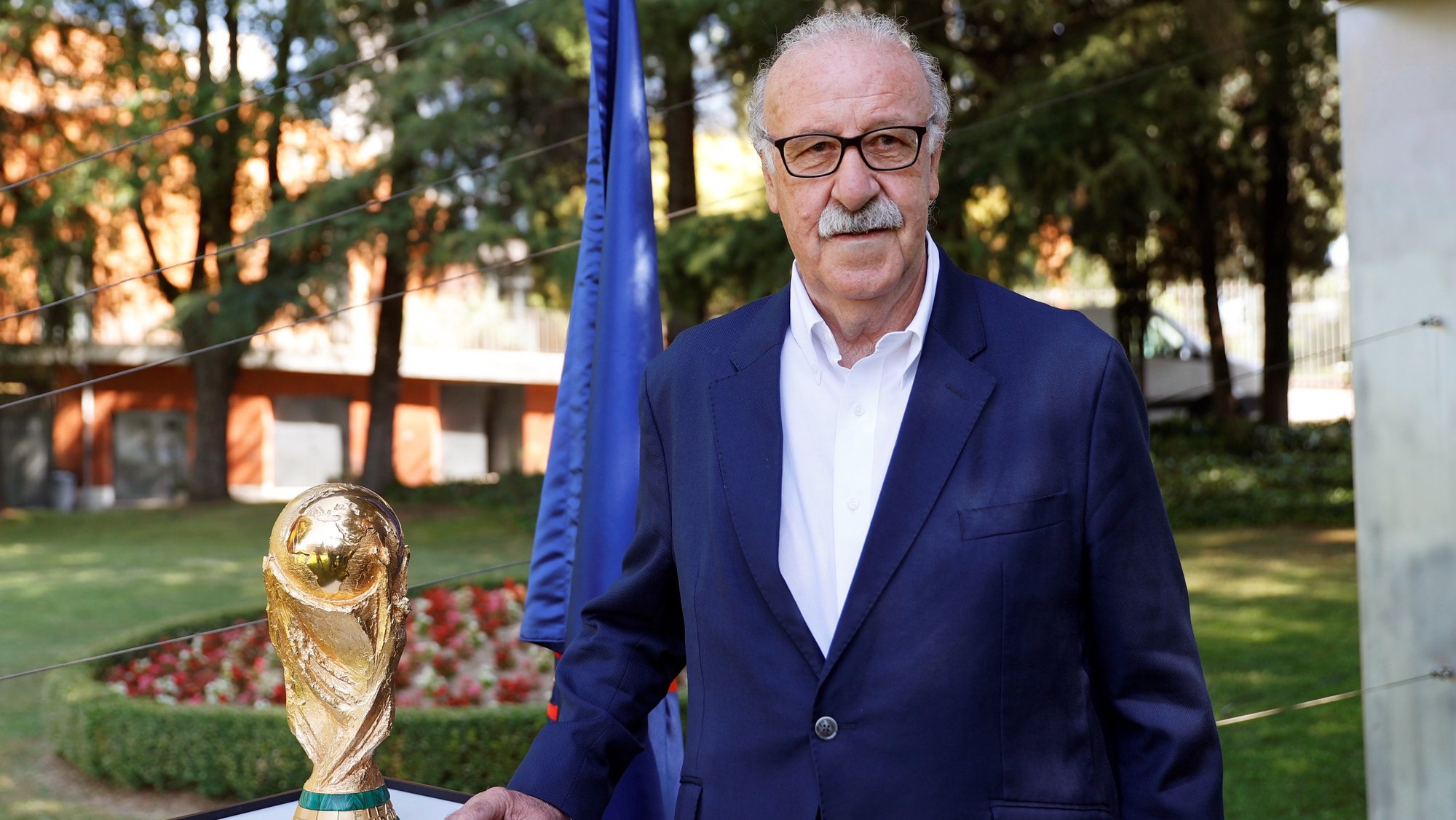 epa08538337 Former Spanish national soccer team head coach Vicente del Bosque poses next to the FIFA World Cup trophy during an event to commemorate the 10th anniversary of Spain&#039;s victory at the 2010 FIFA World Cup in Madrid, Spain, 10 July 2020. Spain defeated the Netherlands 1-0 after extra time in the 2010 FIFA World Cup final at Soccer City Stadium in Johannesburg, South Africa on 11 July 2010.  EPA/MARISCAL