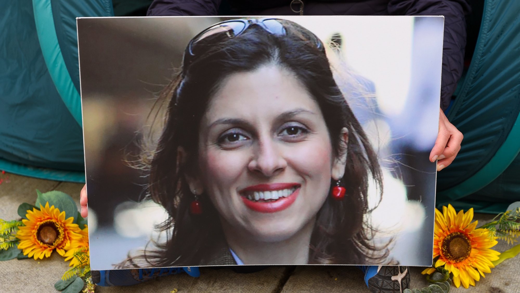 O marido de Nazanin Zaghari-Ratcliffe, presa no Irão, segura uma fotografia da esposa nas suas mãos