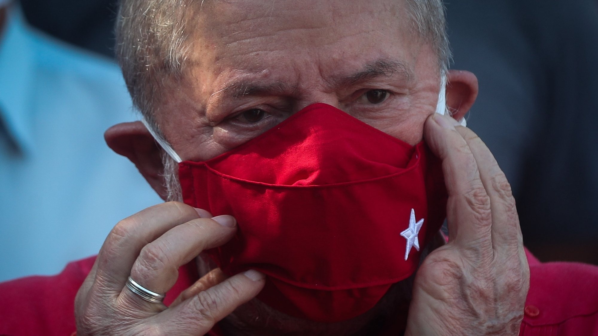 epa08822331 The Former President of Brazil, Luiz Inacio Lula da Silva, adjusts his facial mask while talking to the press after voting in Sao Bernardo do Campo, state of Sao Paulo, Brazil, 15 November 2020. Lula, president of Brazil between 2003 and 2010, voted in the country&#039;s local elections and asserted that his Workers&#039; Party (PT), &#039;will come out stronger&#039;, contradicting the forecasts of the polling institutes. &#039;It is a historic election of the PT, because I believe that it will come out very strengthened in these elections, against the doomsayers who bet on its disappearance&#039;, he told the press.  EPA/FERNANDO BIZERRA