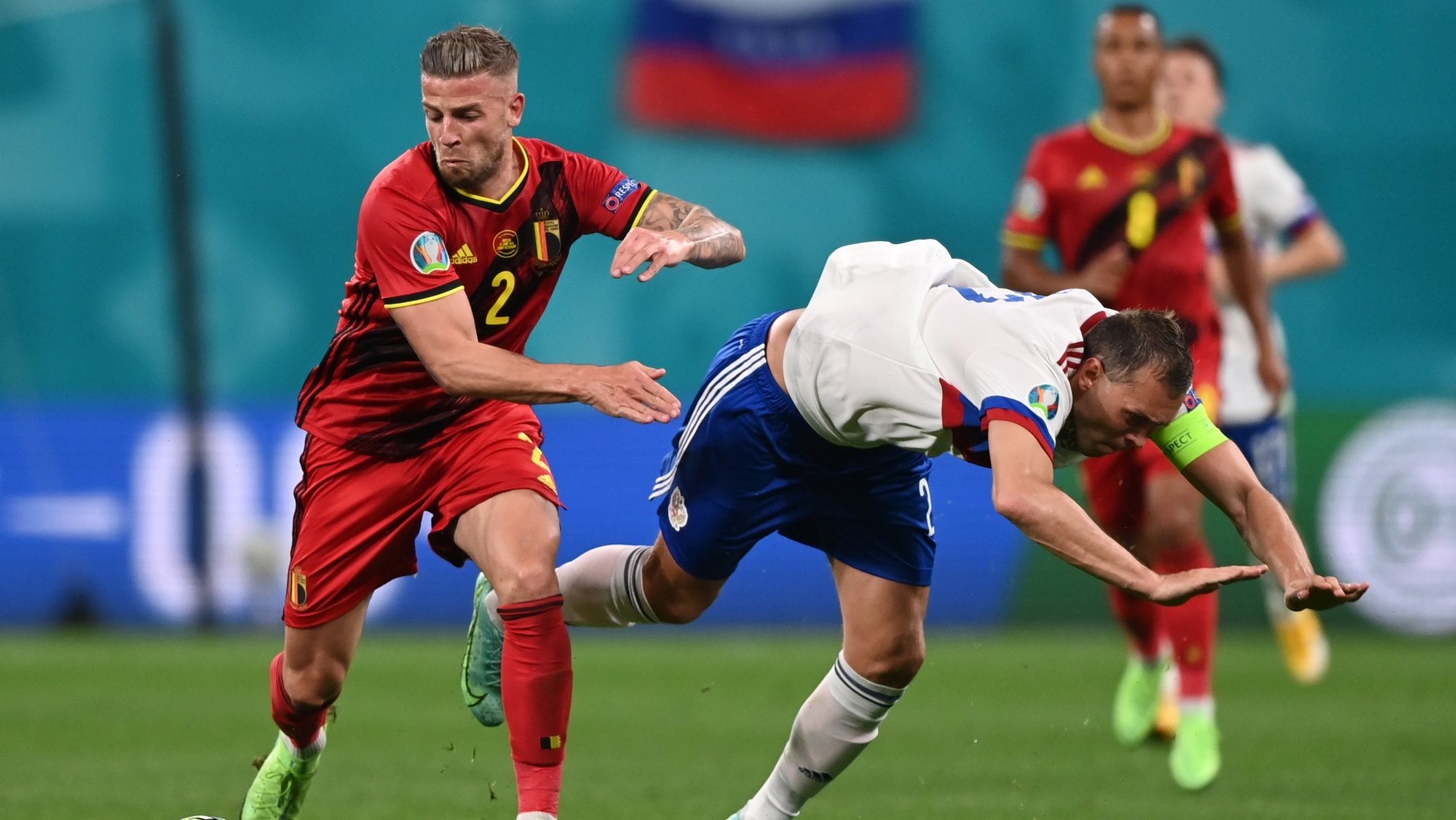 epa09266066 Toby Alderweireld of Belgium (L) in action against Artem Dzyuba of Russia during the UEFA EURO 2020 group B preliminary round soccer match between  Belgium and Russia in St.Petersburg, Russia, 12 June 2021.  EPA/Kirill Kudryavtsev / POOL (RESTRICTIONS: For editorial news reporting purposes only. Images must appear as still images and must not emulate match action video footage. Photographs published in online publications shall have an interval of at least 20 seconds between the posting.)