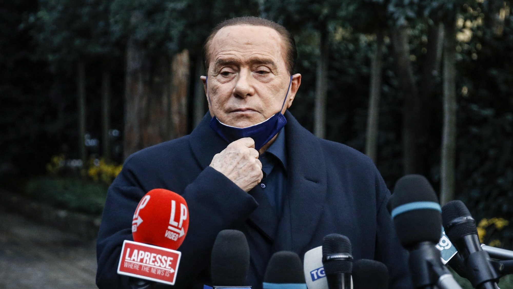 Silvio Berlusconi fala as jornalistas em Roma, Itália, a 23 de dezembro de 2021