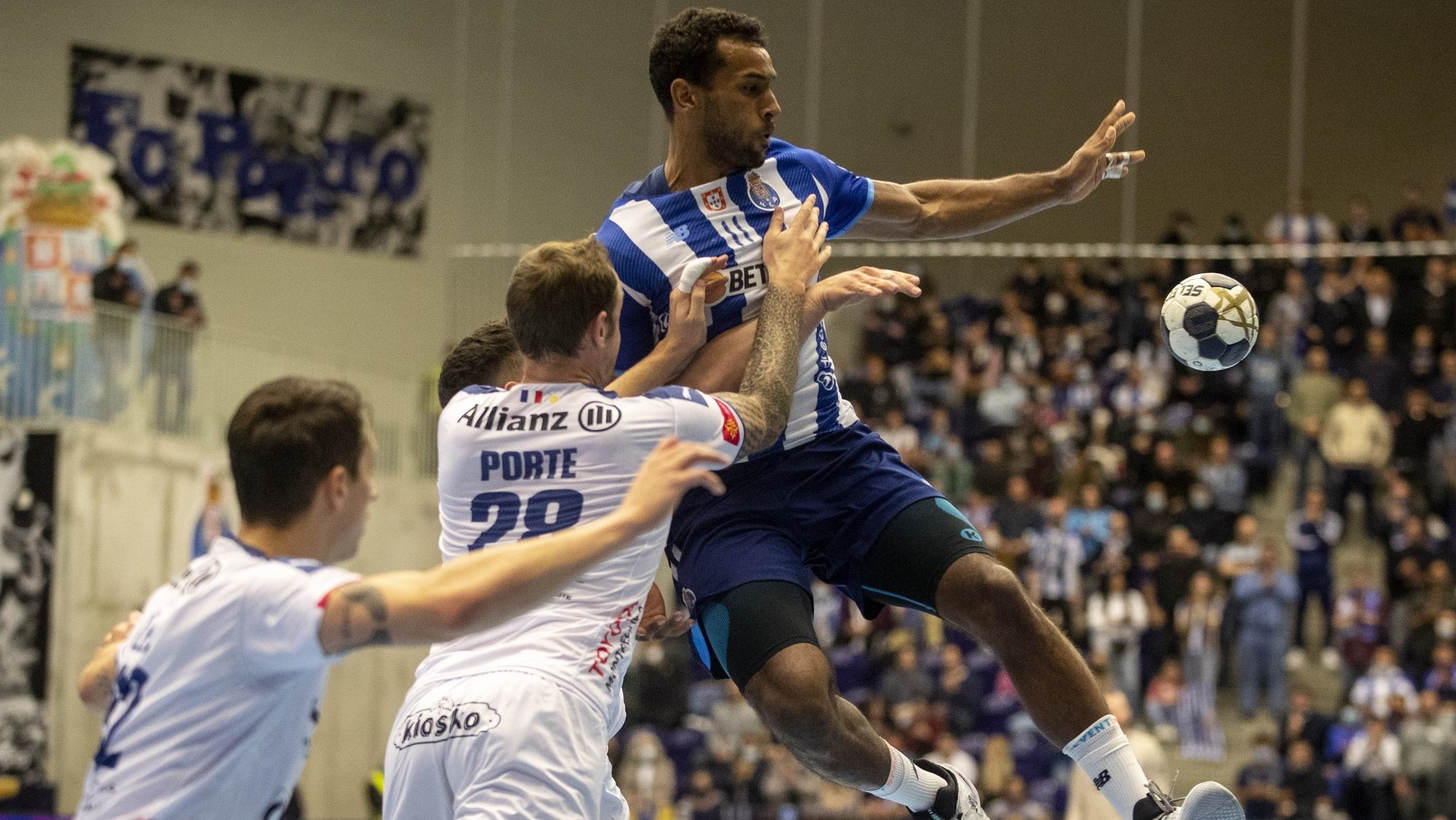 FC Porto&#039;s Djibril M&#039;Bengue (R) in action against Montpellier&#039;s Valentin Porte (C) during their EHF Champions League playoff handball match in Porto, Portugal, 31 March 2022. JOSE COELHO/LUSA