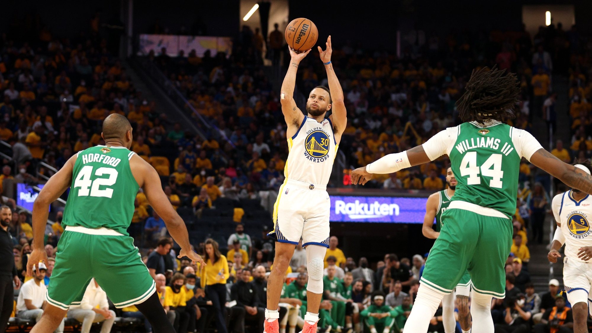 Stephen Curry voltou a desequilibrar o encontro com os tiros exteriores, tendo marcado 14 dos 29 pontos no terceiro período que decidiu o jogo (35-14)