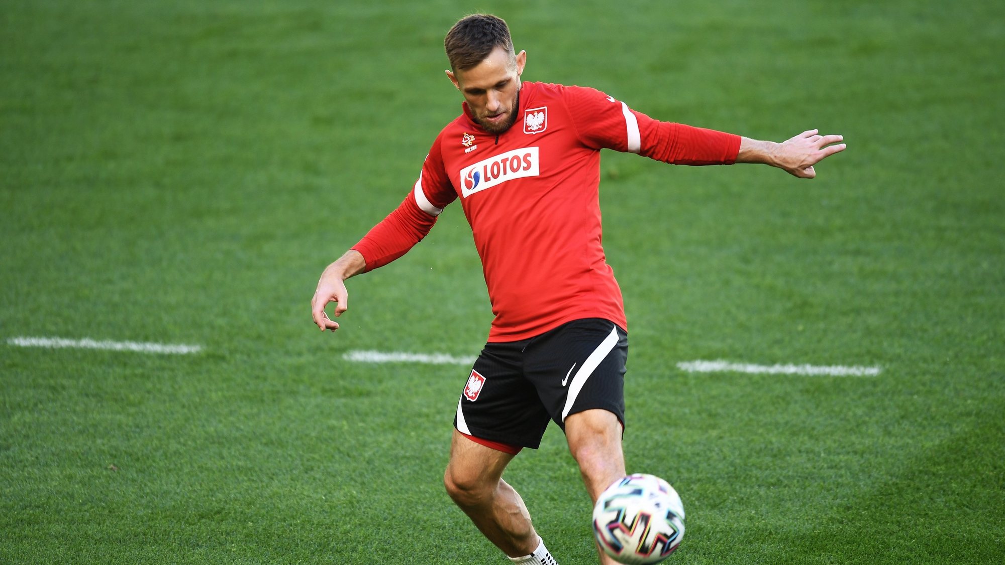 epa09274582 Polish national soccer team player Maciej Rybus during a training session at the Polsat Plus Arena Gdansk, in Gdansk, northern Poland, 15 June 2021. Poland will face Spain in their UEFA EURO 2020 group E preliminary round soccer match on 19 June 2021.  EPA/MARCIN GADOMSKI POLAND OUT