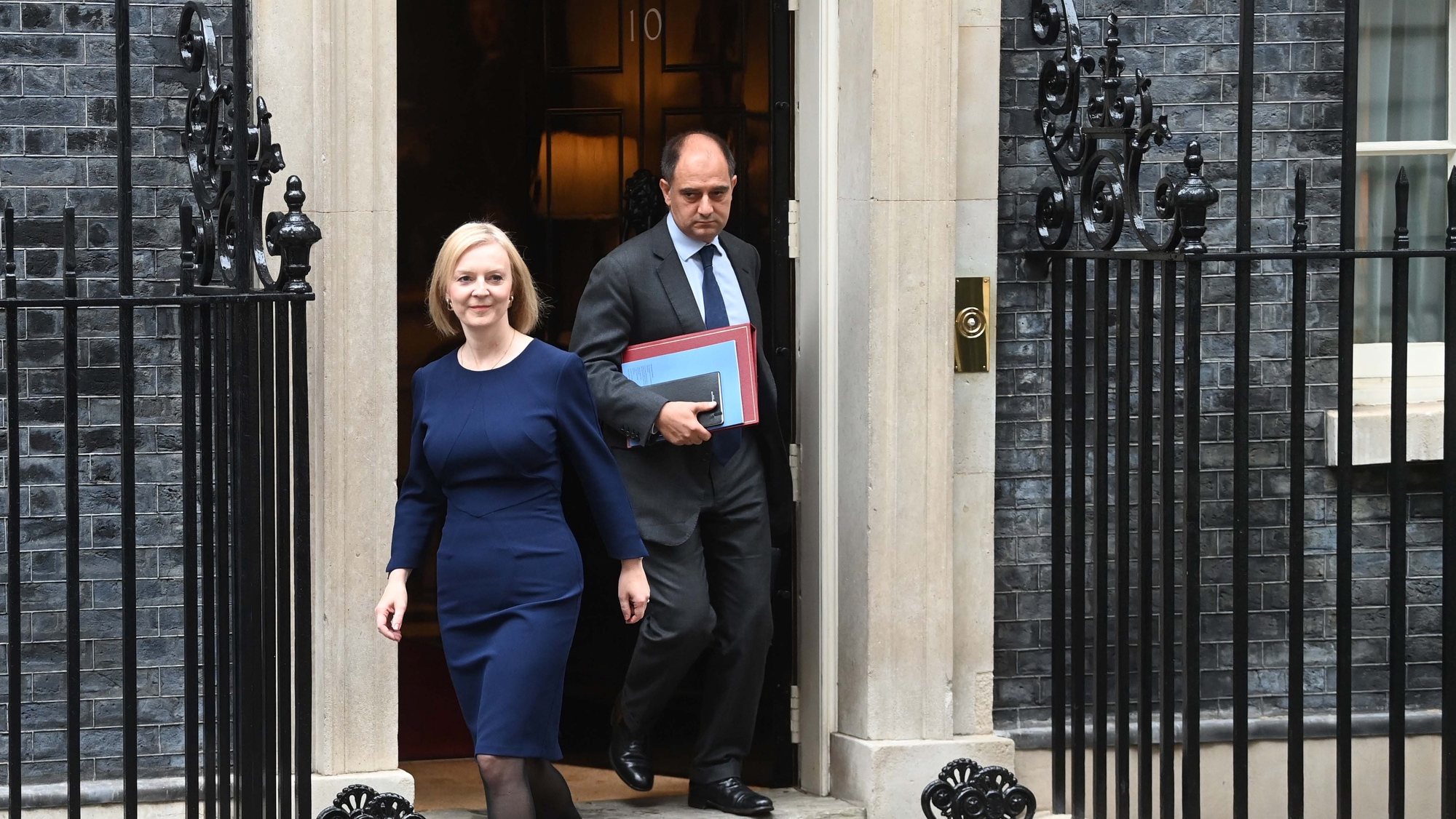 epa10200860 Britain&#039;s Prime Minister Liz Truss (L) departs 10 Downing Street ahead of a statement in parliament, in London, Britain, 23 September 2022. Chancellor of the Exchequer Kwasi Kwarteng will make a fiscal statement announcing a radical shift in the UK&#039;s economic policy.  EPA/NEIL HALL