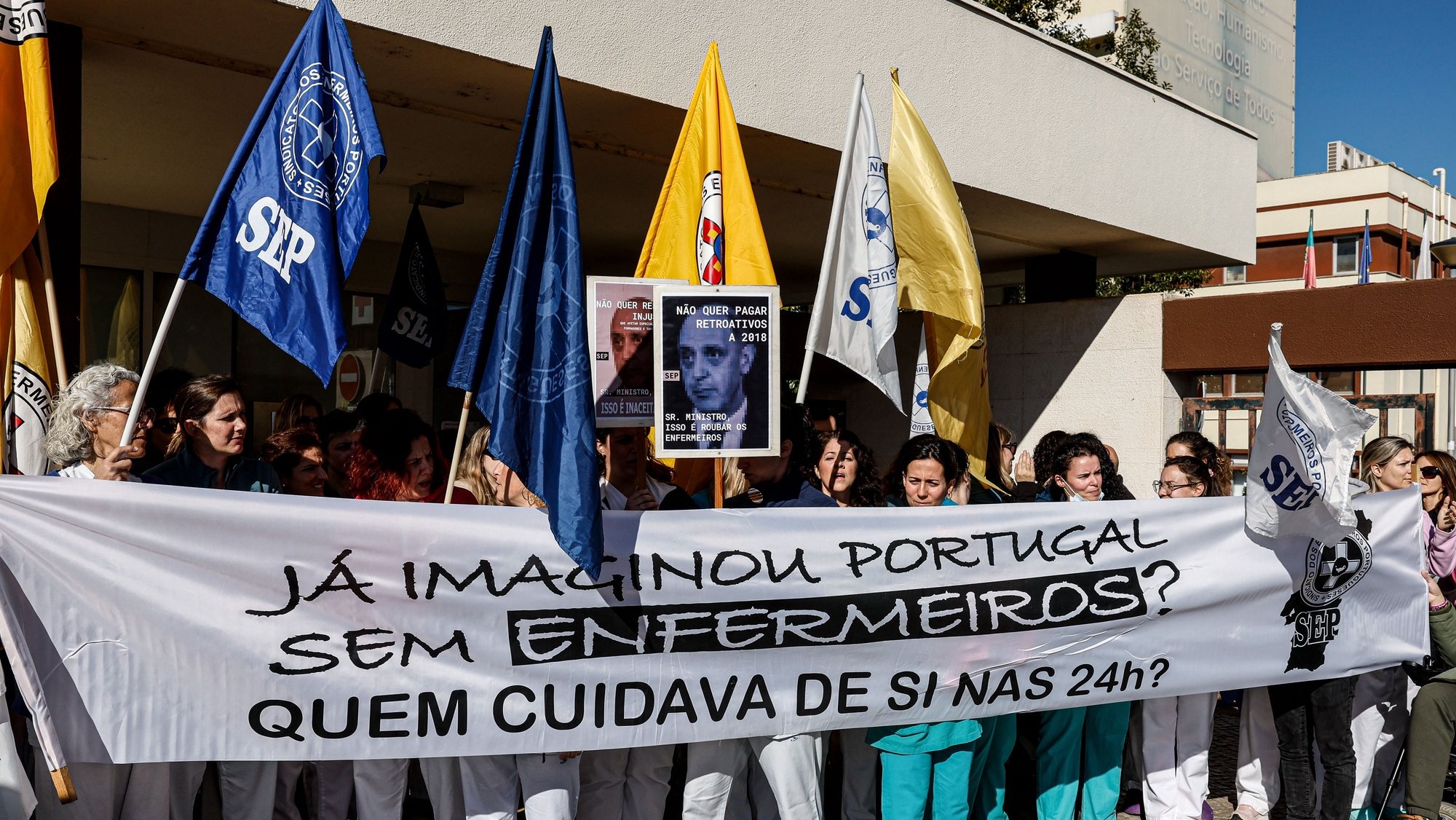 Greve dos enfermeiros do Centro Hospitalar da Universidade do Algarve de Faro que exigem o pagamento de retroativos e a contabilização de pontos, em Faro, 02 de fevereiro de 2023. LUÍS FORRA/LUSA