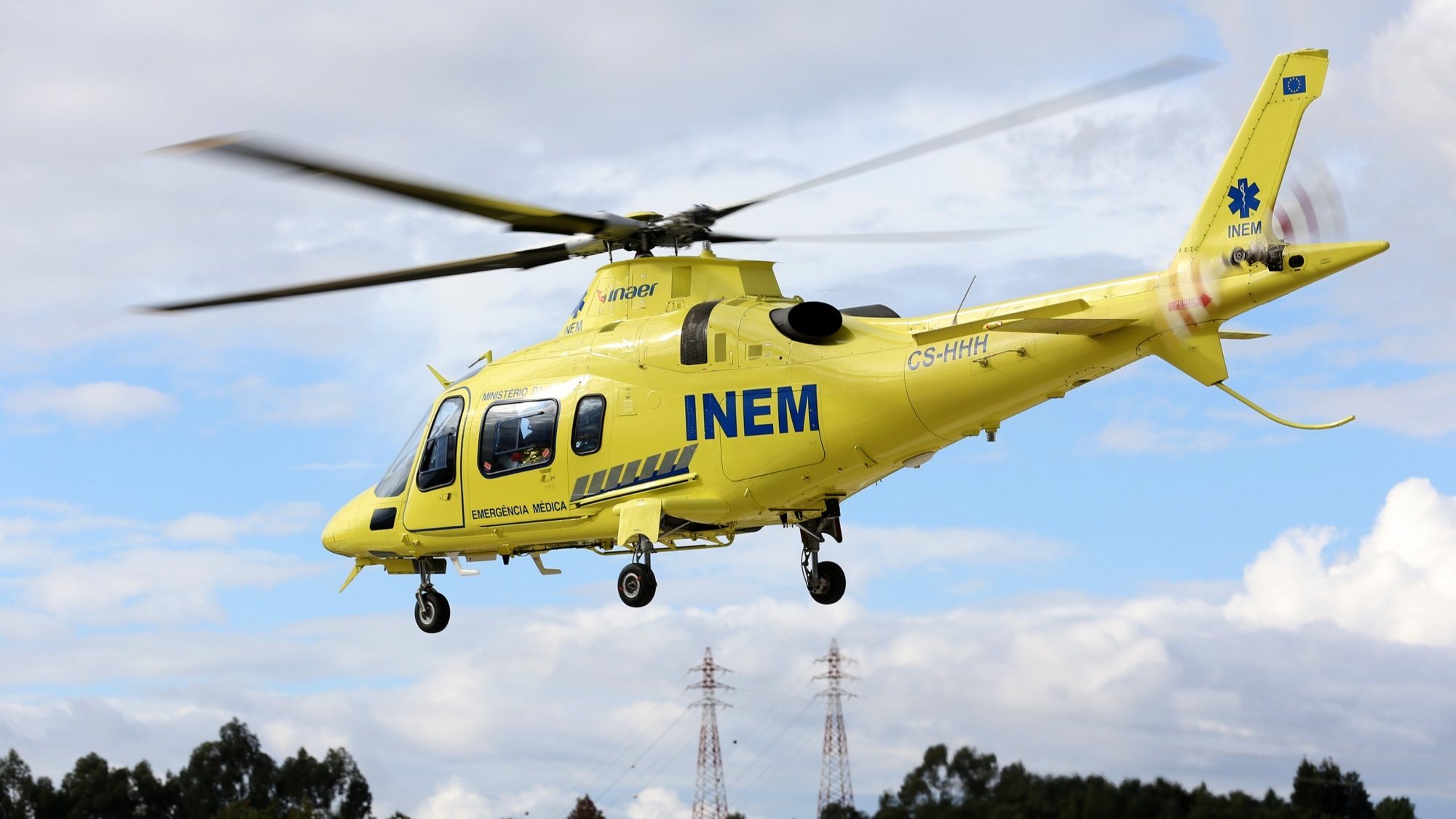 Homem queimado transferido por um helicóptero do INEM